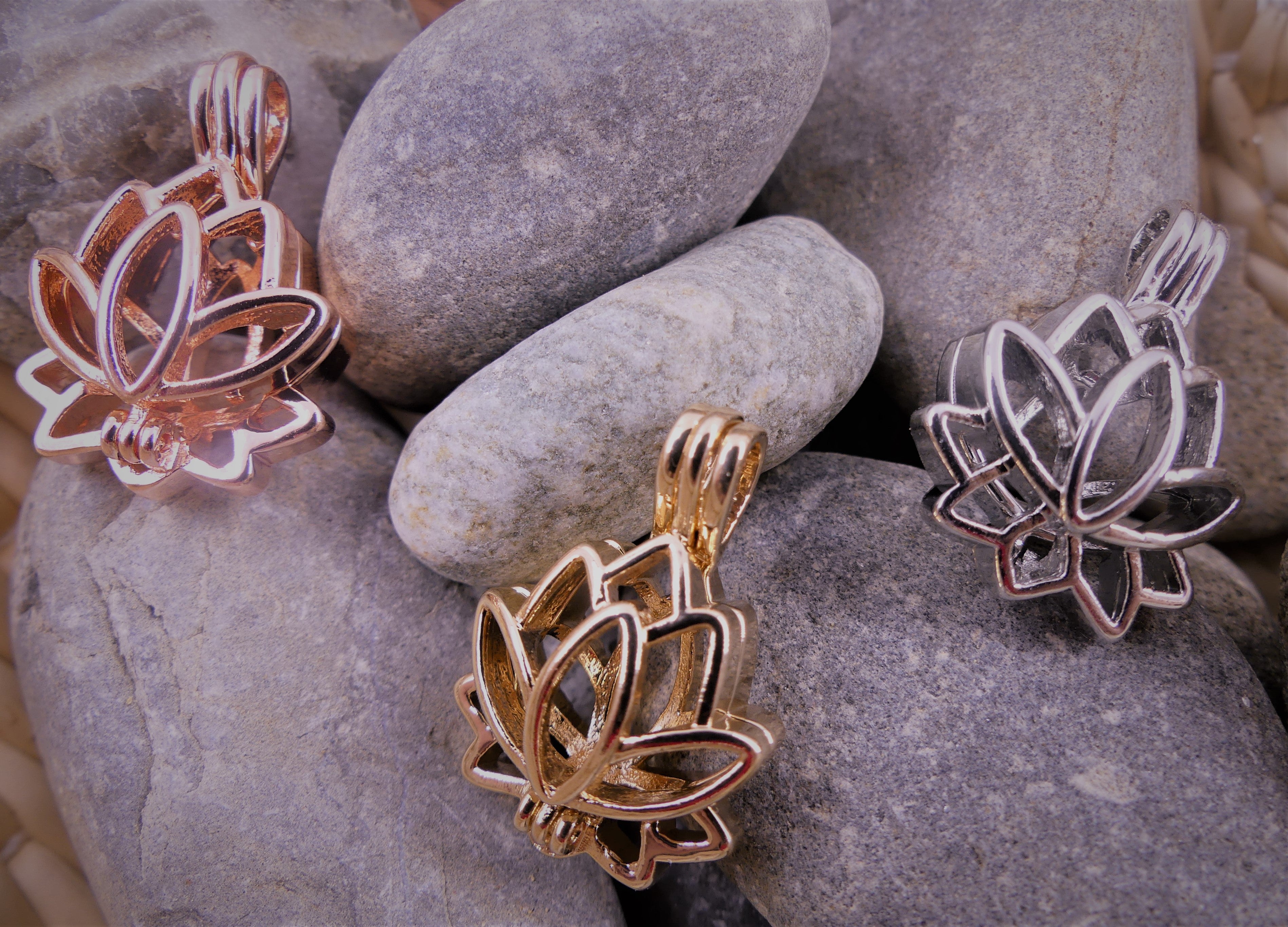 Pendentif - Lotus creux argenté (1 pce) 