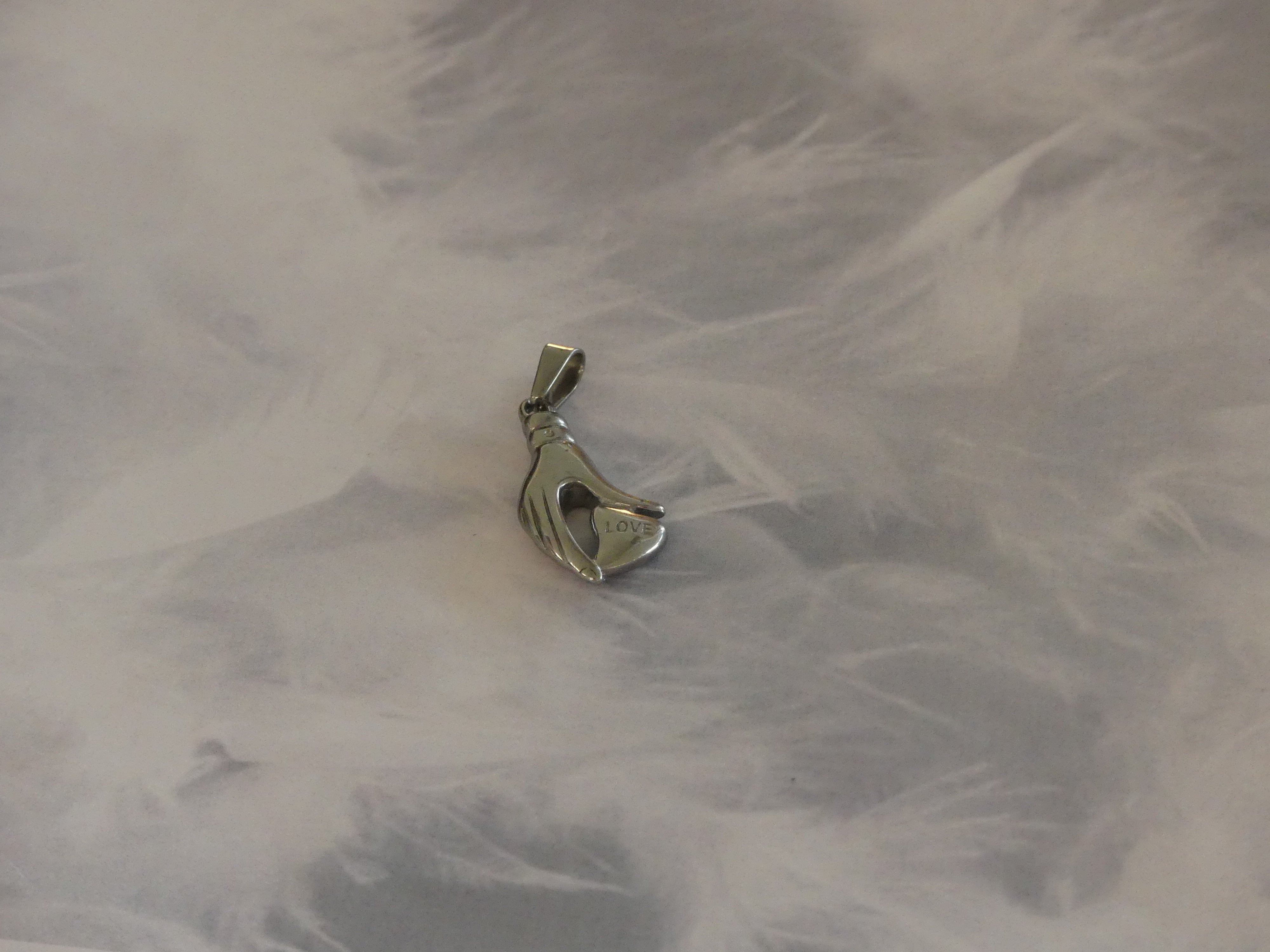 Pendentif - Main avec cœur - Acier inoxydable - couleur argent