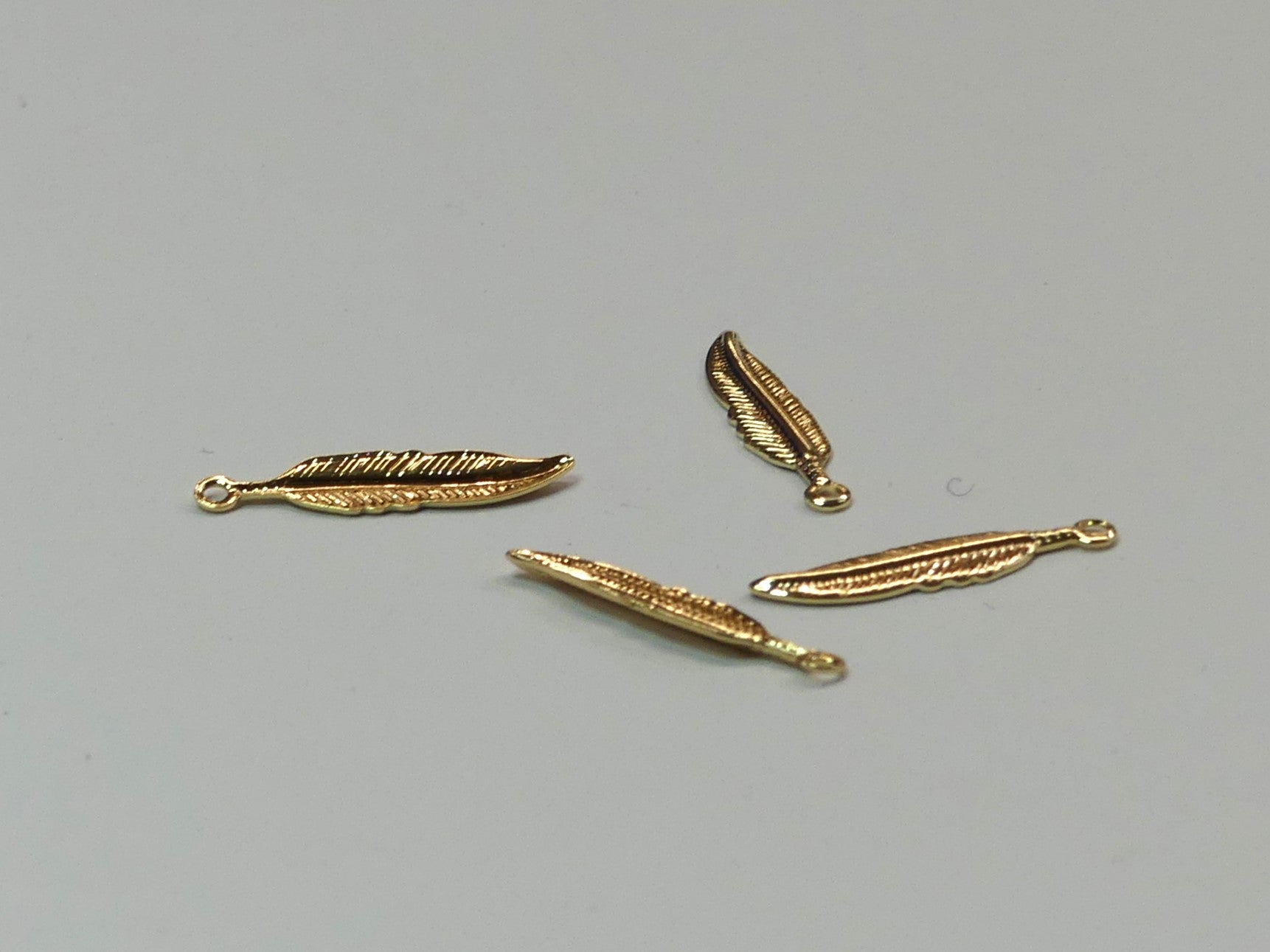 Pendentifs en laiton, plume, plaqué or 18K (1 pce)