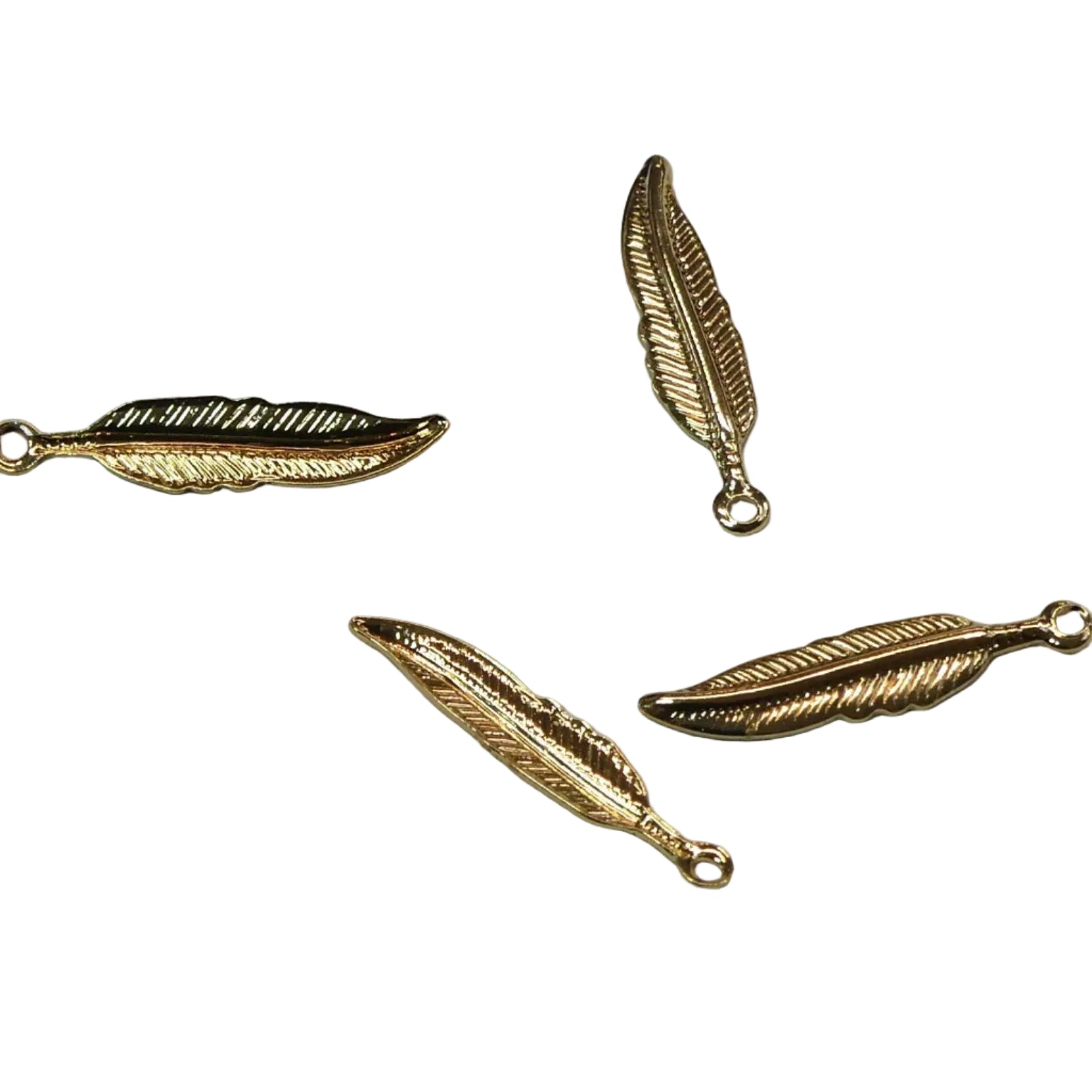 Pendentifs en laiton, plume, plaqué or 18K (1 pce)
