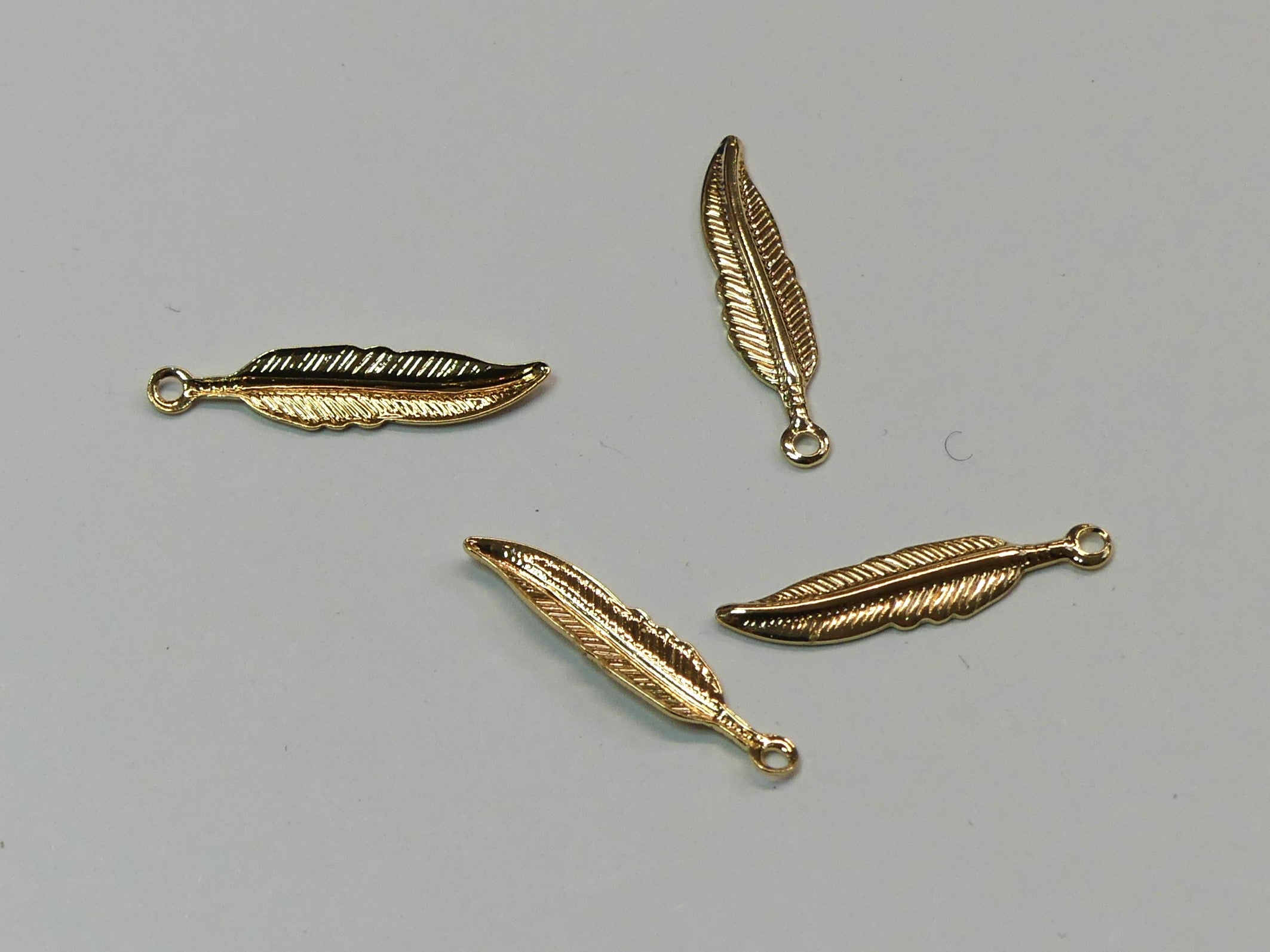 Pendentifs en laiton, plume, plaqué or 18K (1 pce)