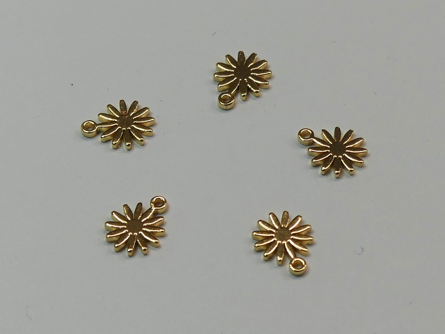 Breloque en laiton, fleur, plaqué or 18K (1 pce)