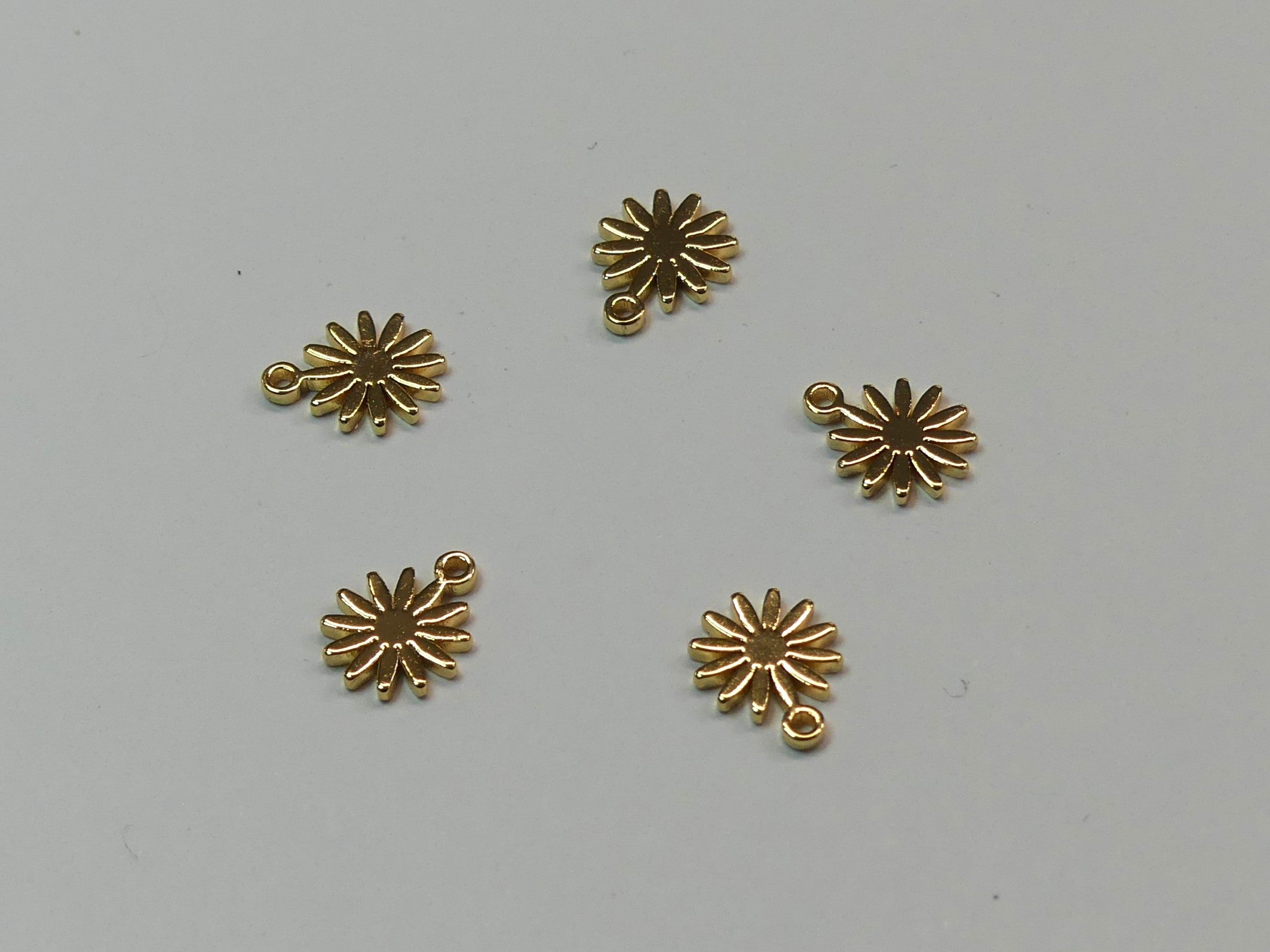 Breloque en laiton, fleur, plaqué or 18K (1 pce)