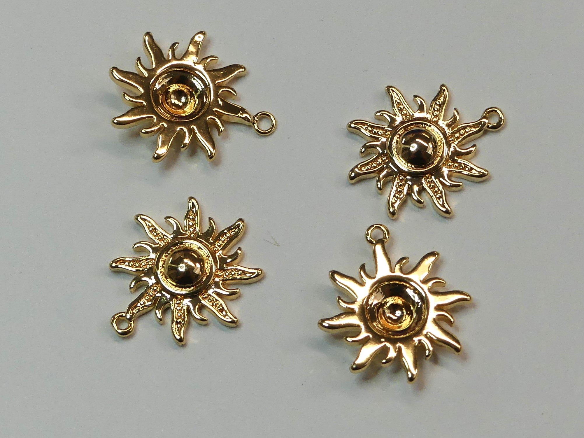 Pendentifs en laiton, soleil, plaqué or 18K (1 pce)