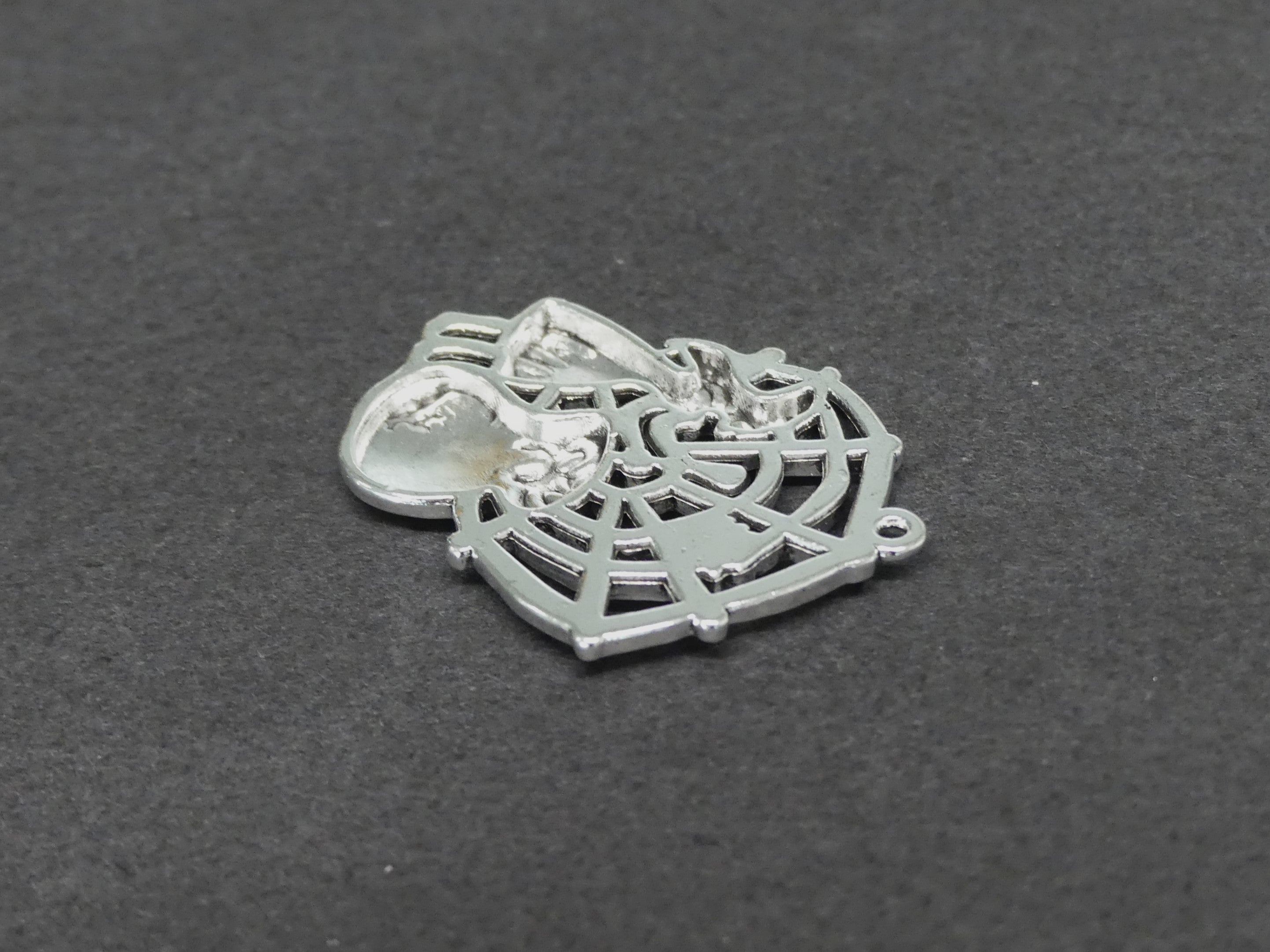 Pendentifs Halloween  "Toile d'araignée avec sorcière " - Argent antique - 1 pièce