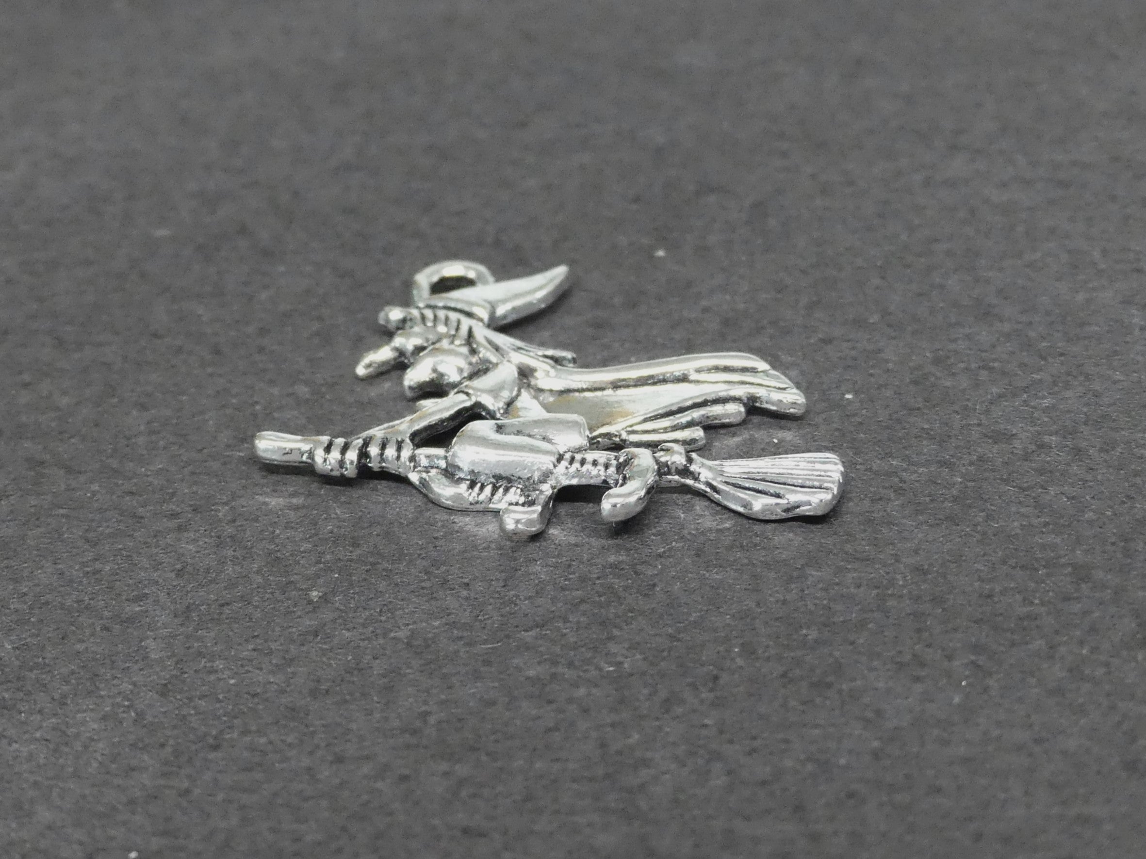 Pendentifs Halloween  "Sorcière " - Argent antique - 1 pièce