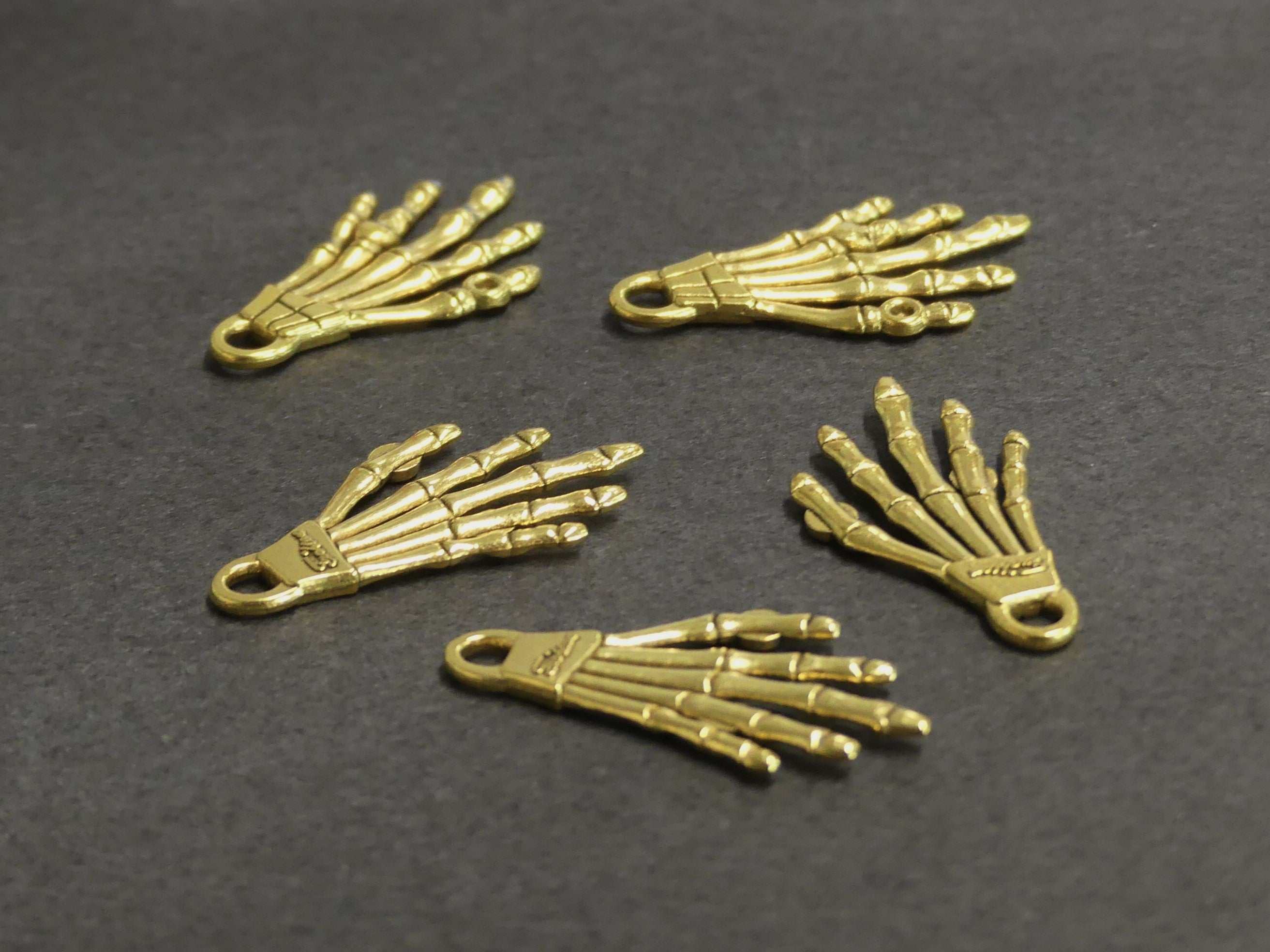 Pendentif main pour l'Halloween - Sans cadmium et sans plomb - (1 pce)