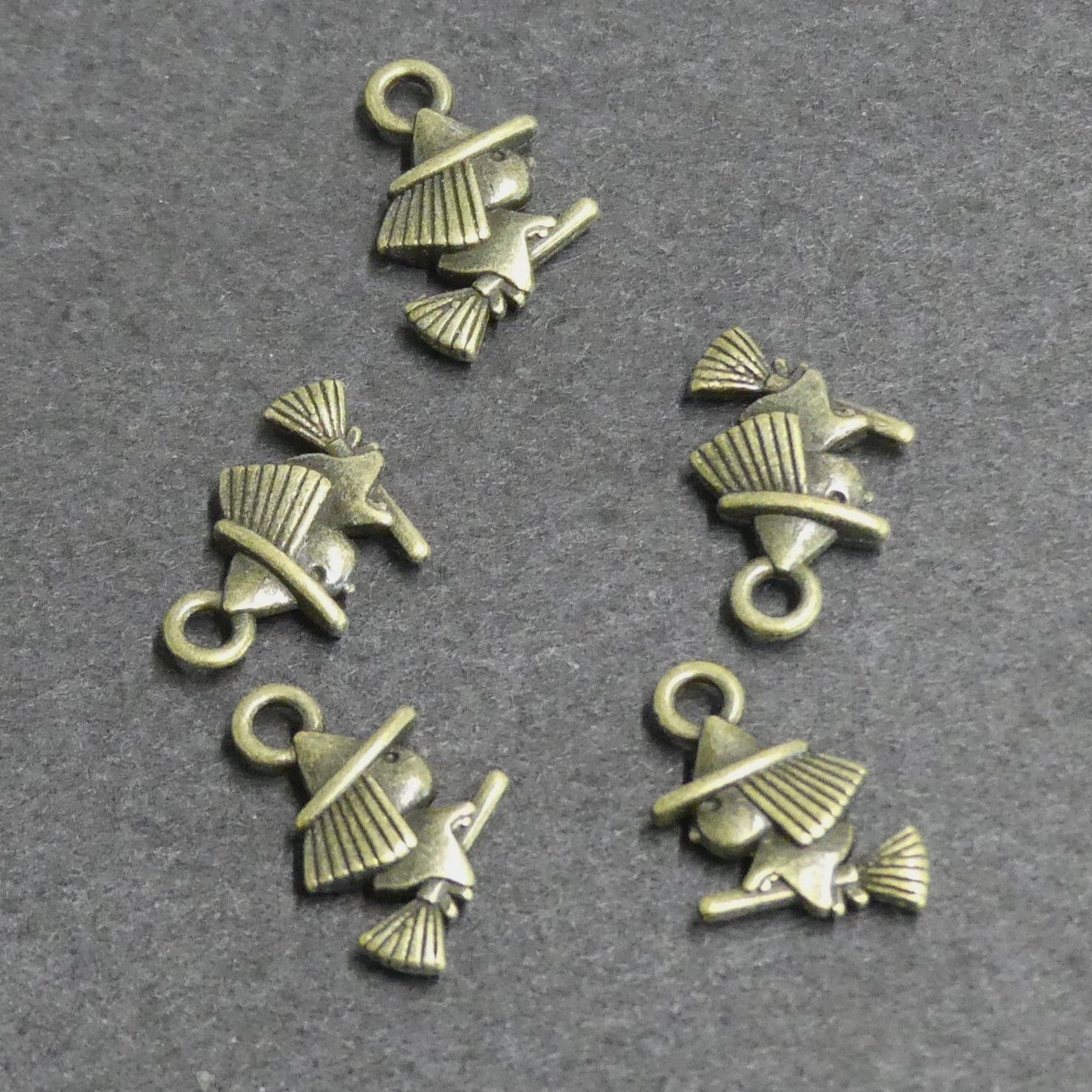 Pendentif sorcière pour halloween - (1 pce)