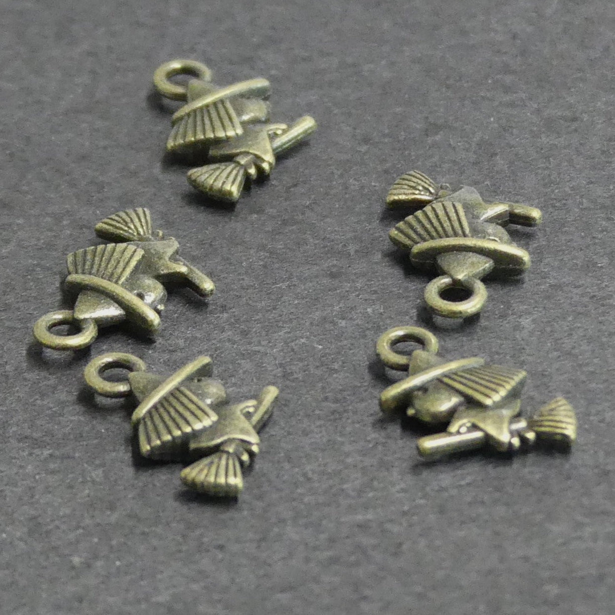 Pendentif sorcière pour halloween - (1 pce)