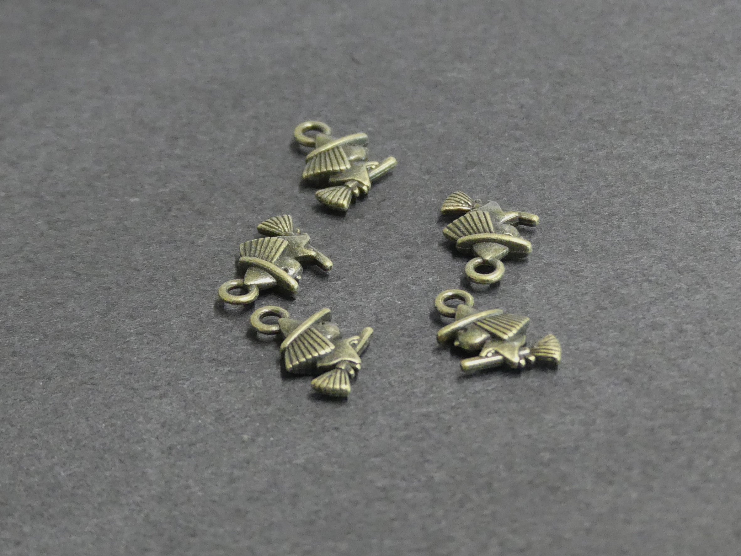 Pendentif sorcière pour halloween - (1 pce)