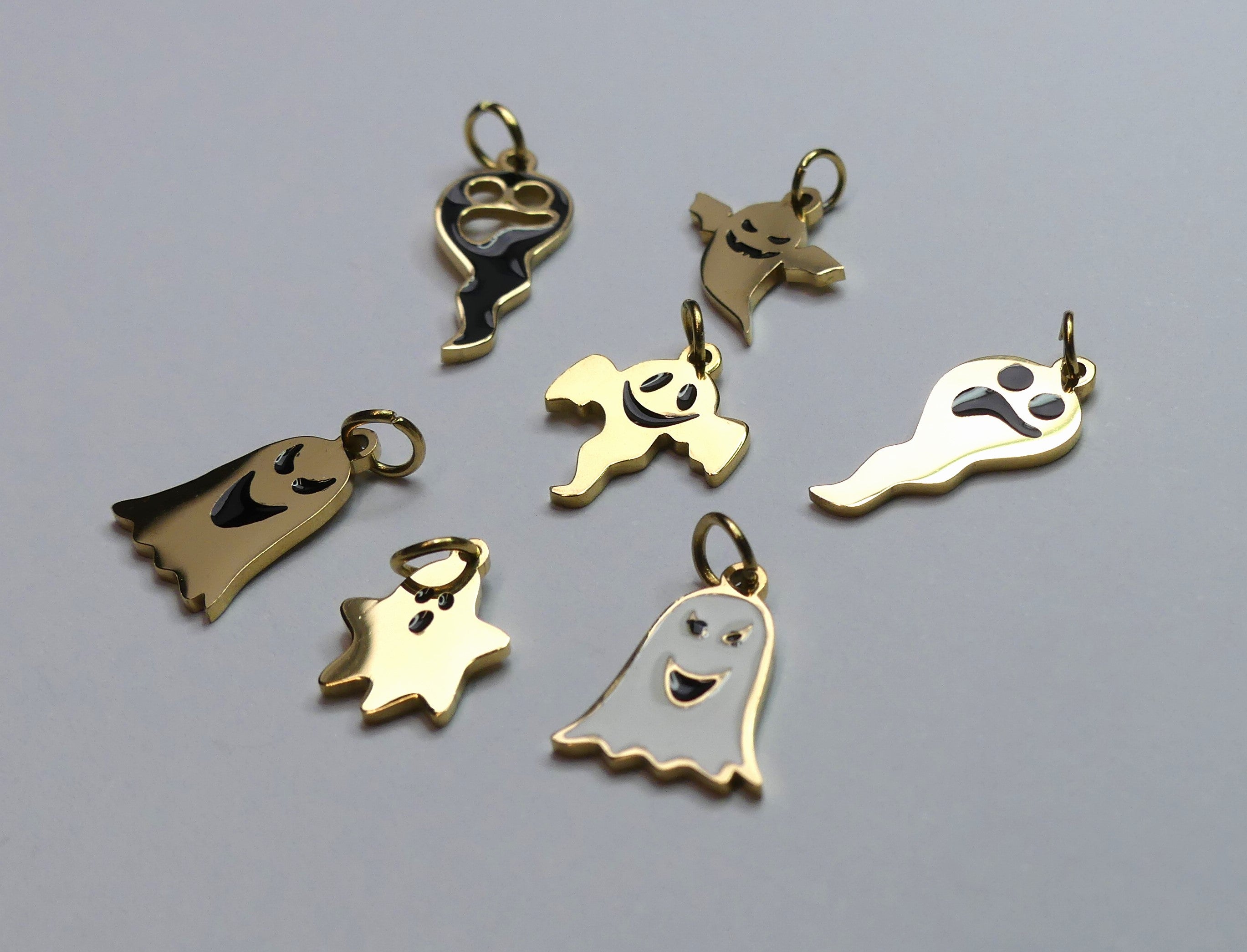 Boîte de  7 pendentifs fantômes d'halloween  - plaqué or 14k  -  1 boîte/ 7 pces