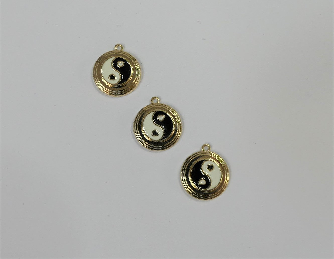 Pendentif en émail, plaqué en alliage d'or clair avec Yin Yang  (1 pce)