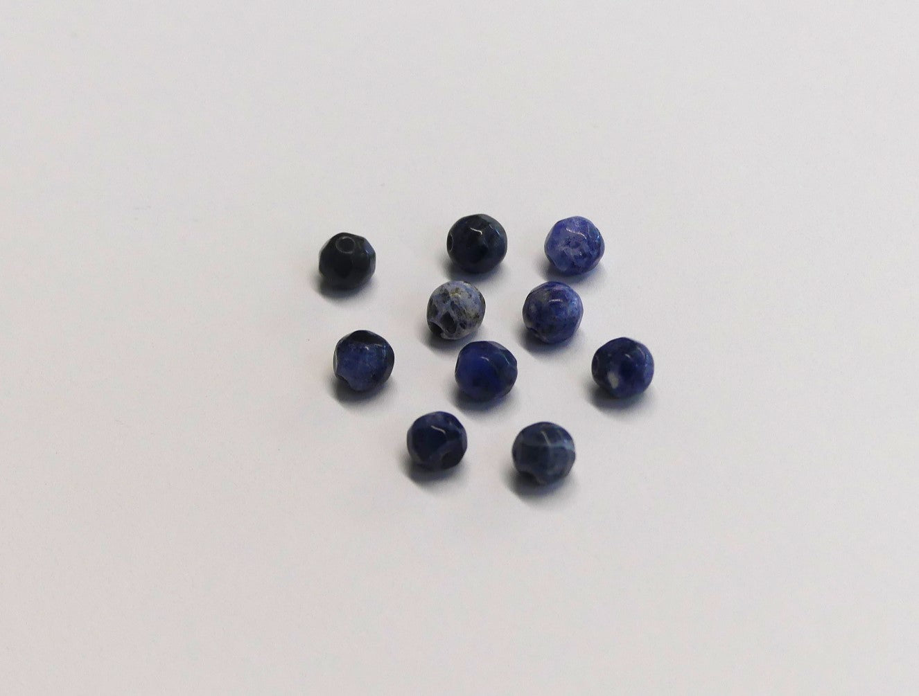 Perles en Solatite naturelle, rondes et taillées à facettes - 10 pièces