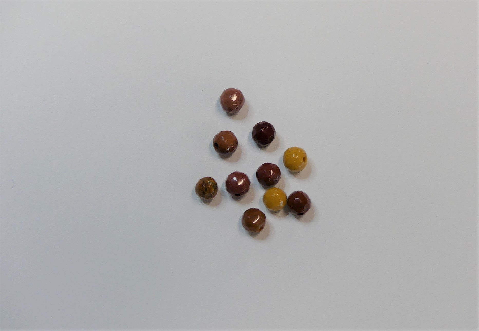 Perles en Mokaite naturelle, rondes et taillées à facettes - 10 pièces