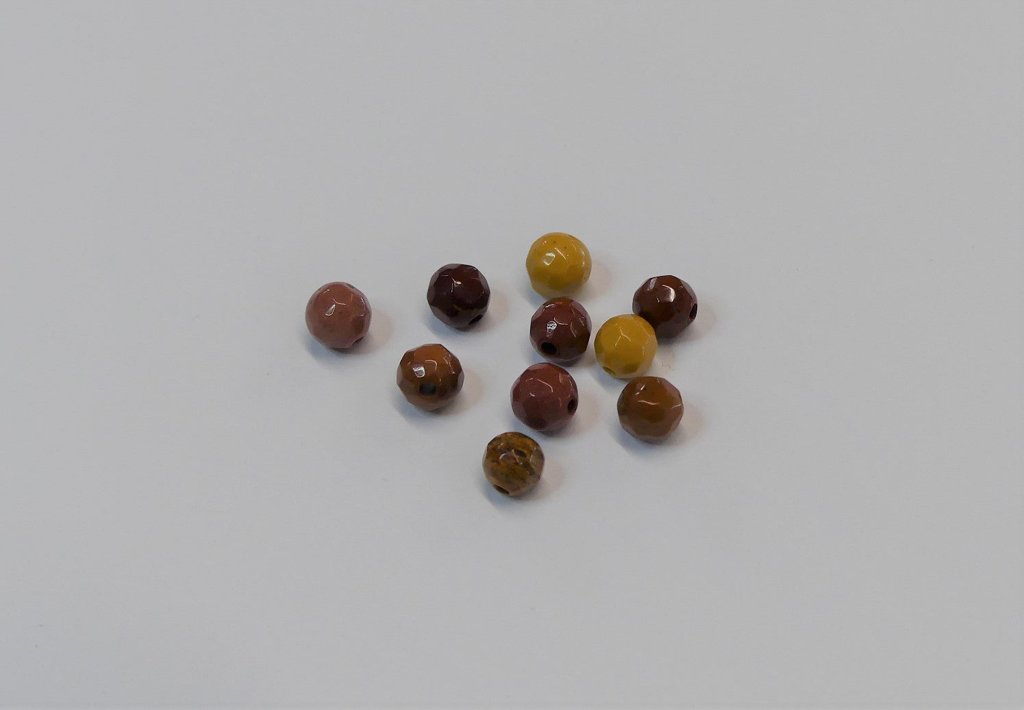 Perles en Mokaite naturelle, rondes et taillées à facettes - 10 pièces