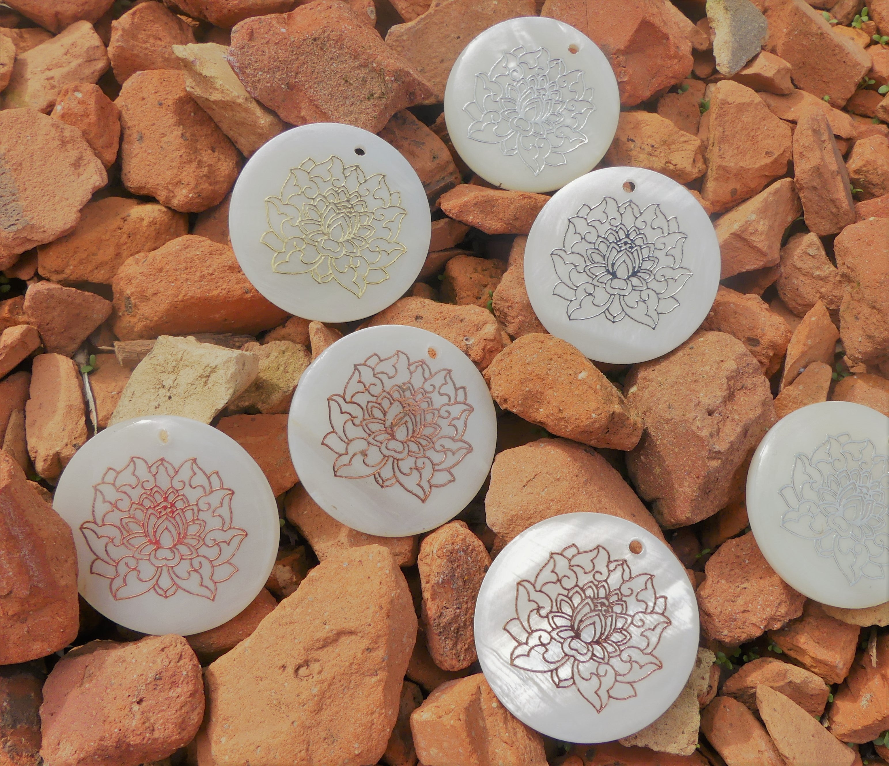 Pendentif - Lotus Freshwater motif doré (1 pce)