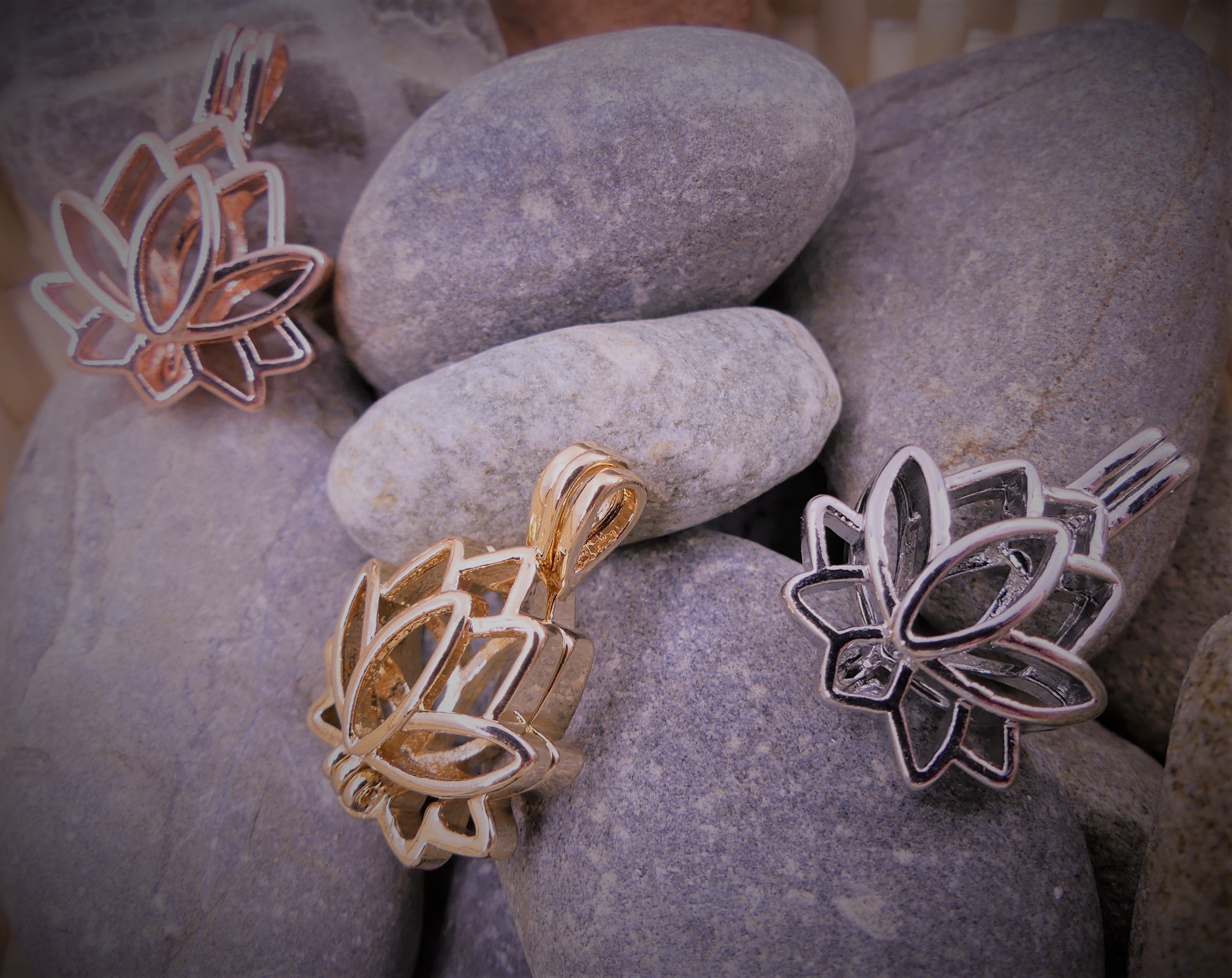 Pendentif - Lotus creux argenté (1 pce) 