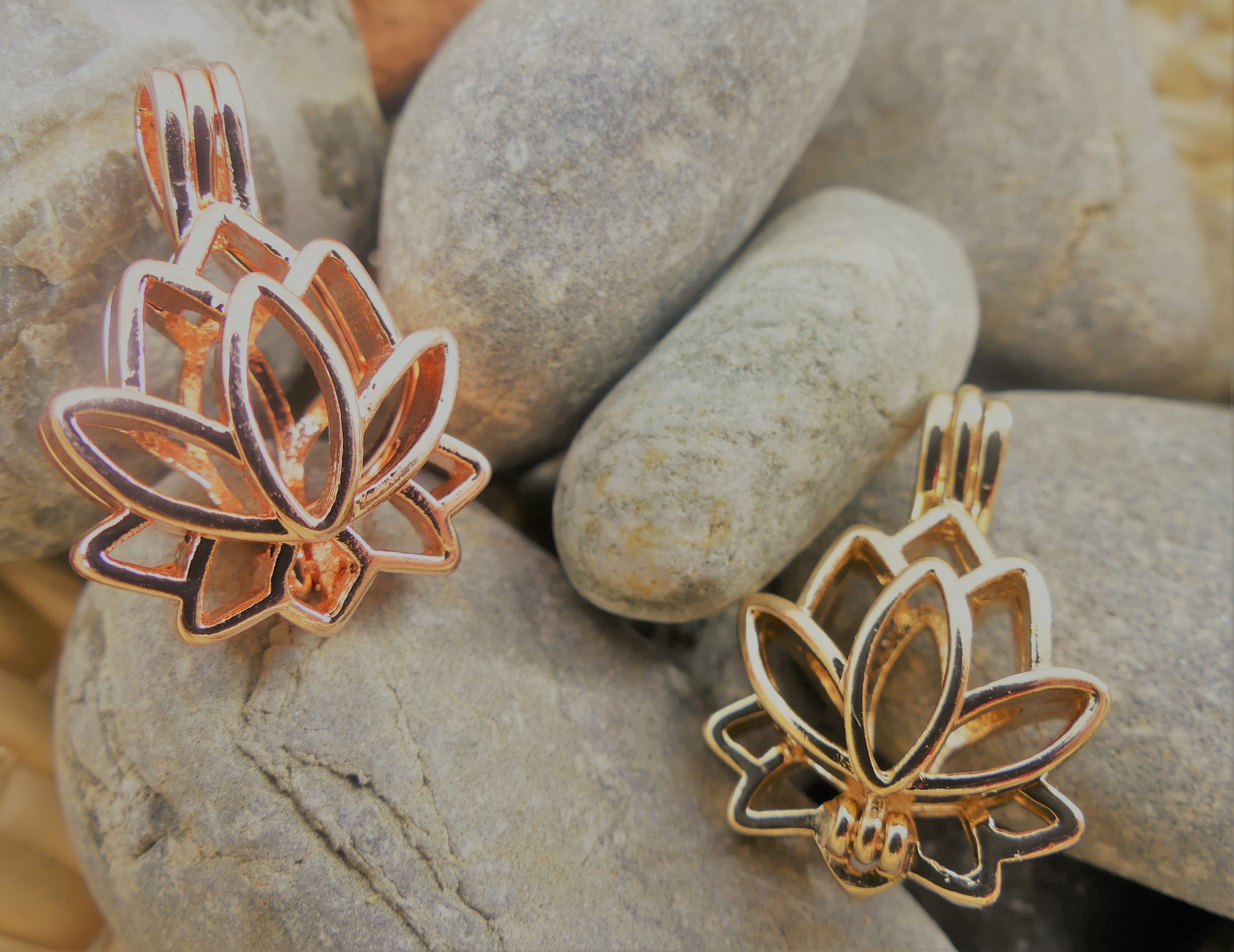 Pendentif - Lotus creux argenté (1 pce) 