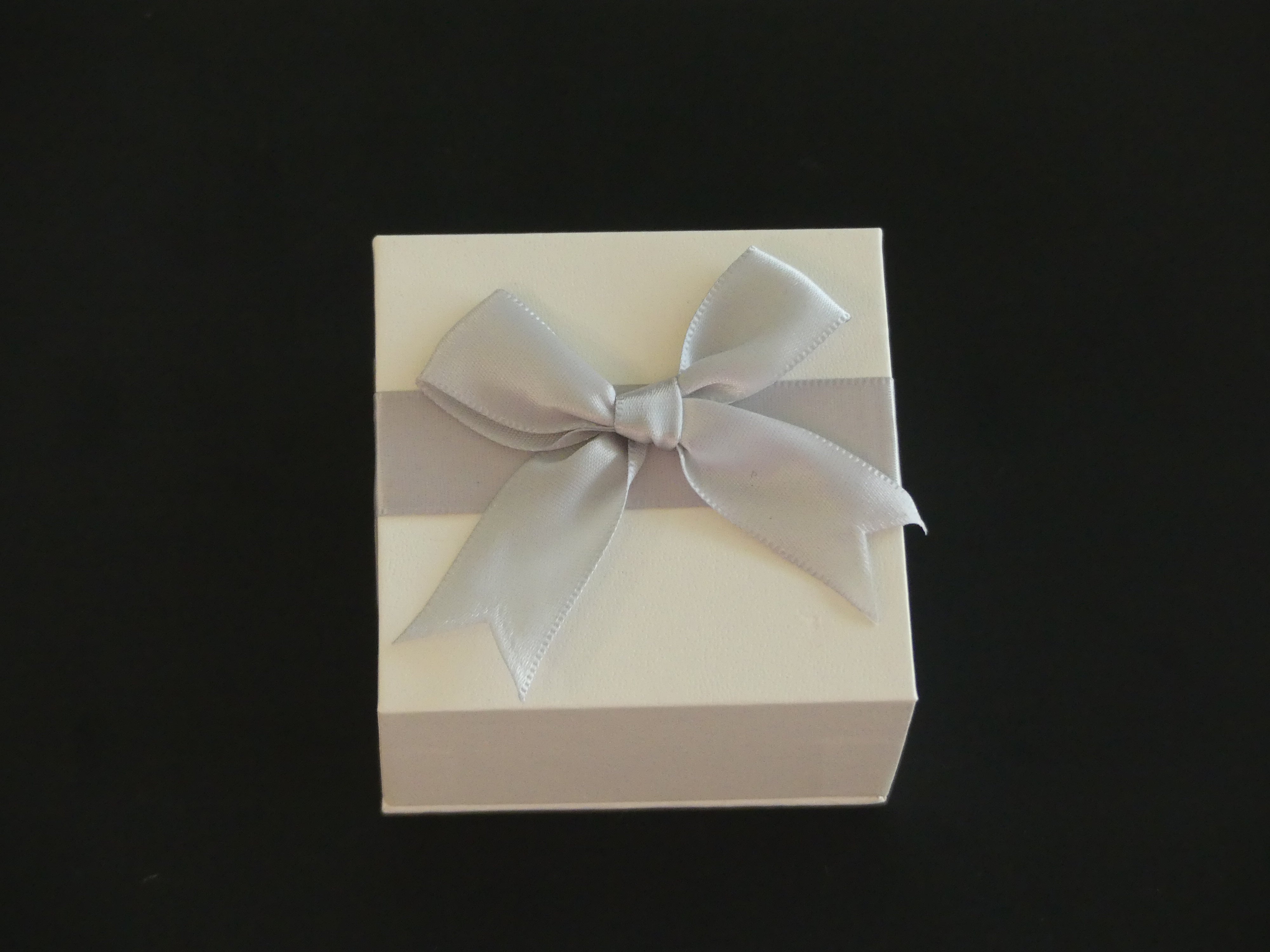 Boîte emballage cadeau nœud papillon blanc 7.6 x 7.6 x 4.3 cm