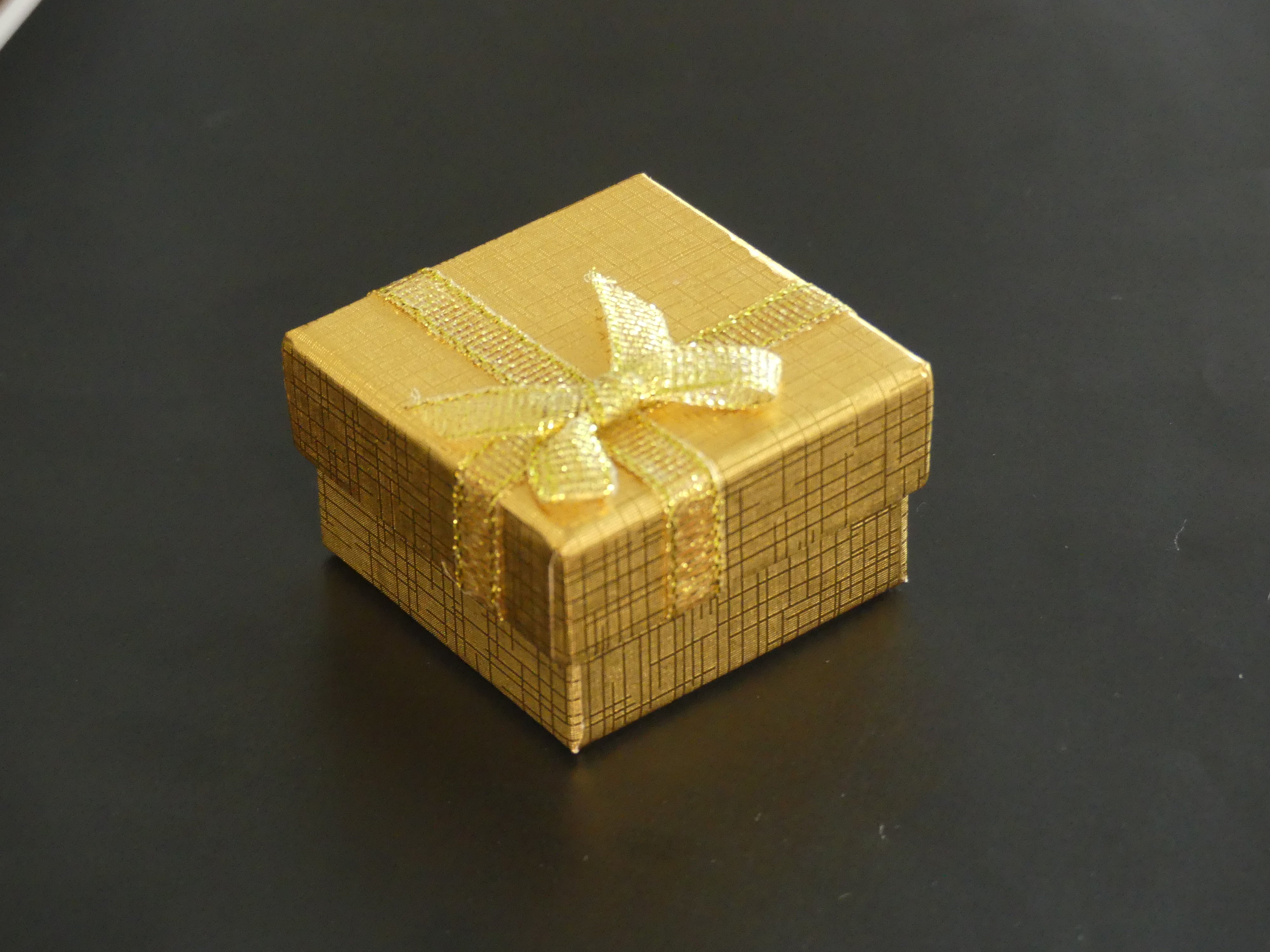 Boîte emballage cadeau nœud papillon doré 5 x 5 x 3.1 cm