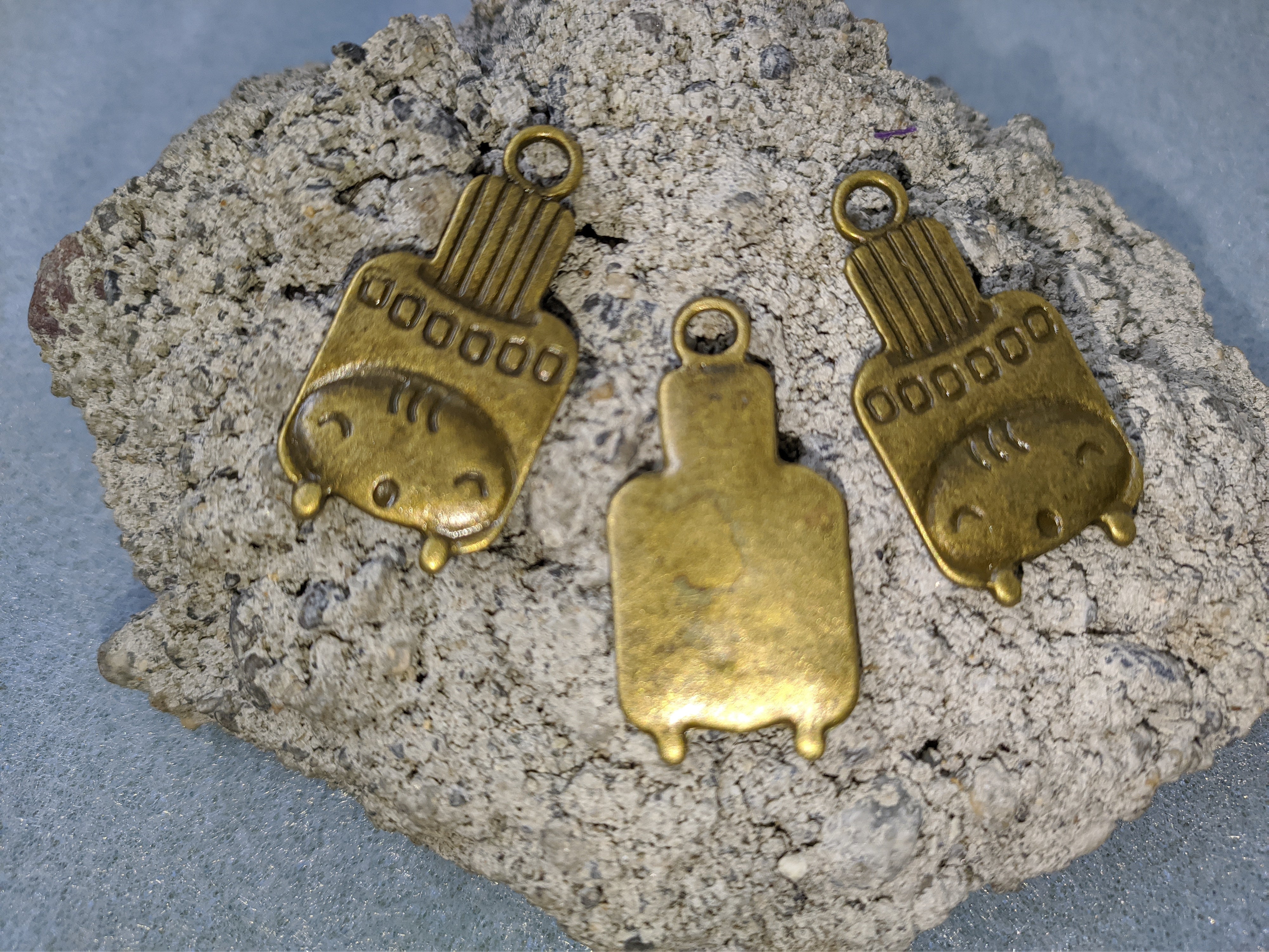 Pendentif sculpté sur une face - visage  enfant style tibétain (1 pce)