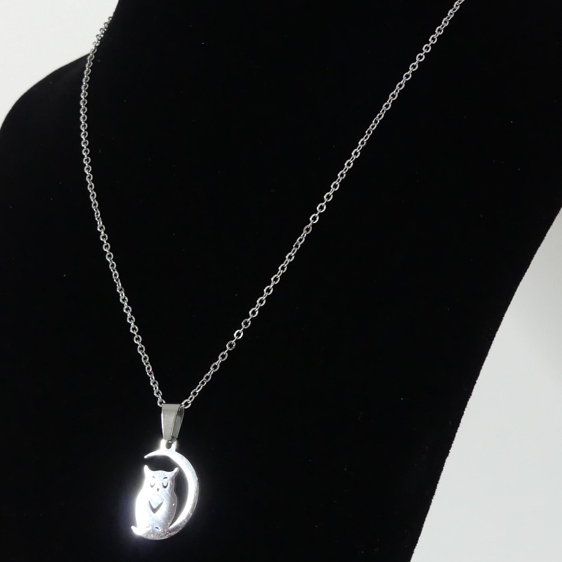 Collier avec pendentif en acier inoxydable, Halloween, hibou avec lune, métallisé (1 pce)