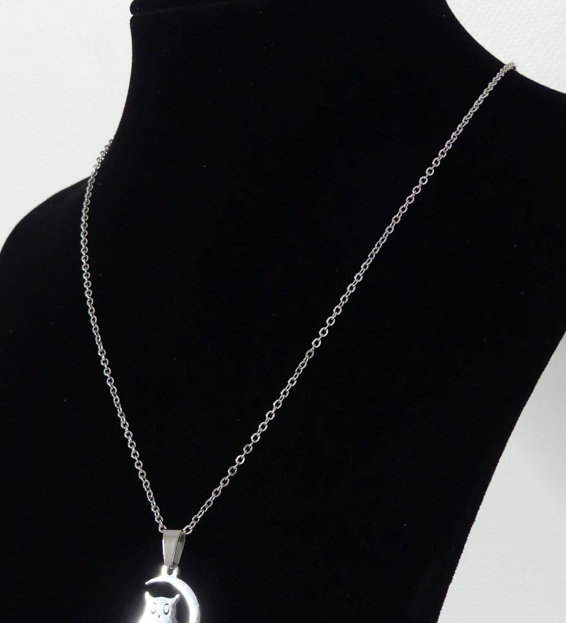Collier avec pendentif en acier inoxydable, Halloween, hibou avec lune, métallisé (1 pce)
