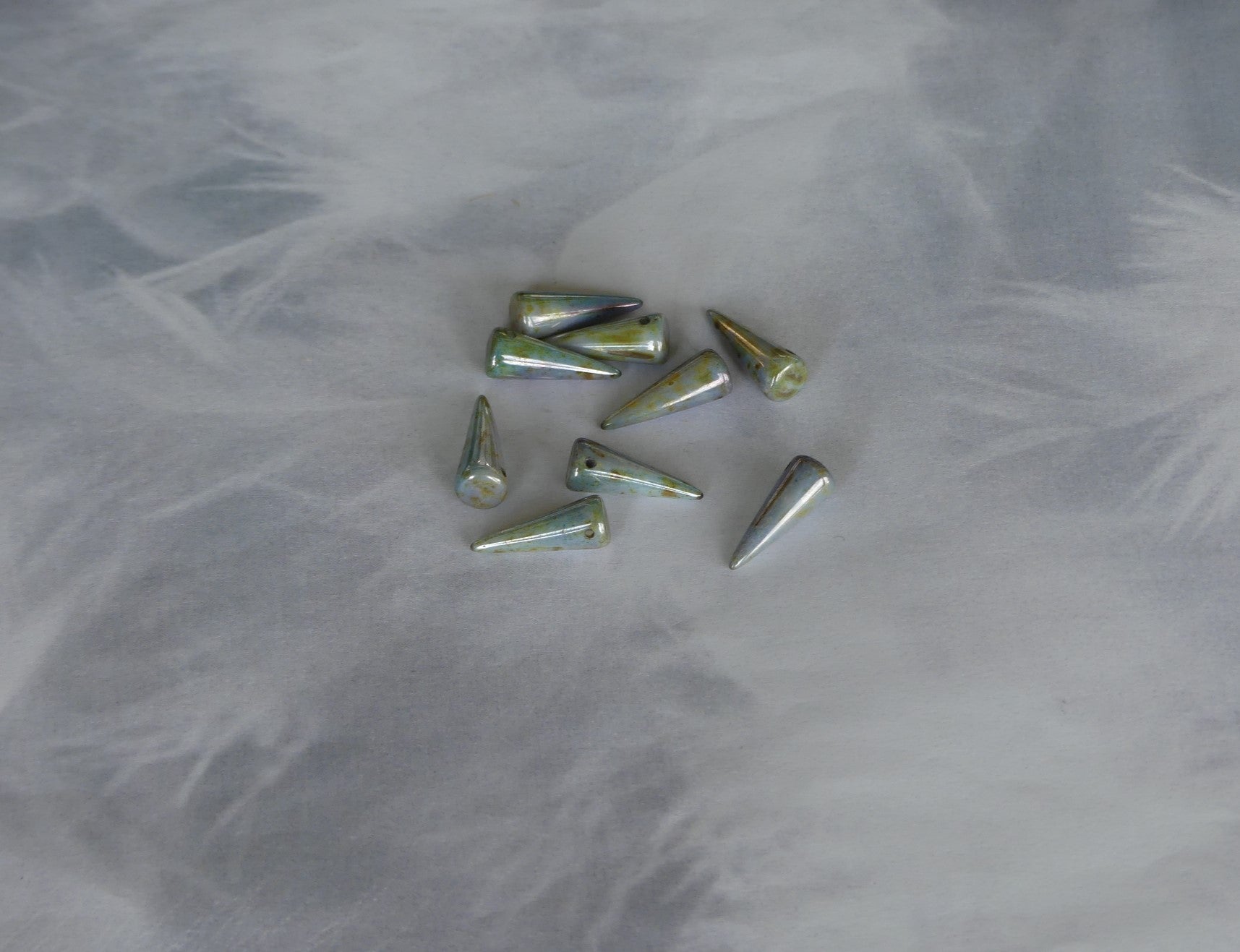 Perle Pointe en verre pressé - Bleu ciel irisé vert - 1pce