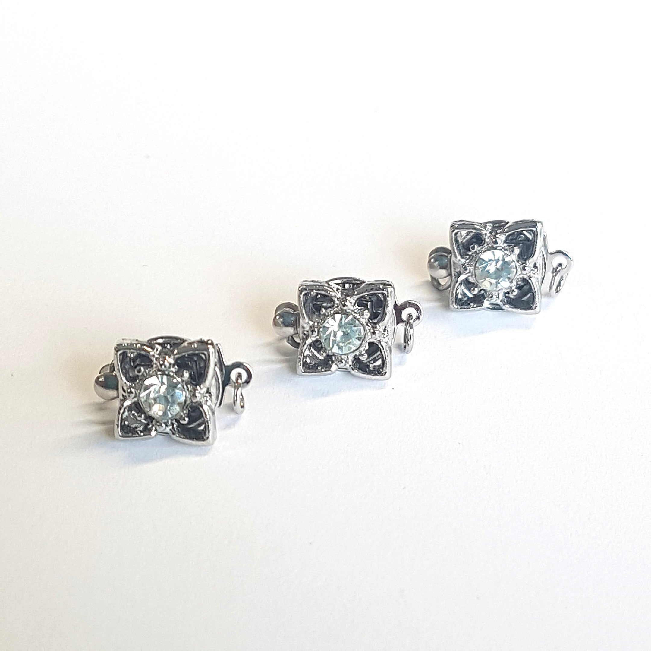 Fermoir Clip Argenté - fleur et zircone (1pce)