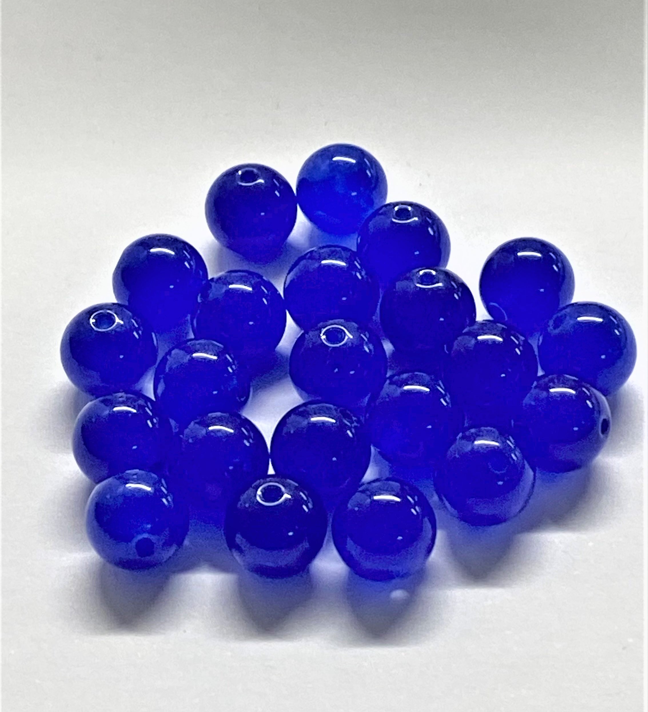 Ronde 8 - Jade blanc naturel, teinte, bleu foncé (10pces) 