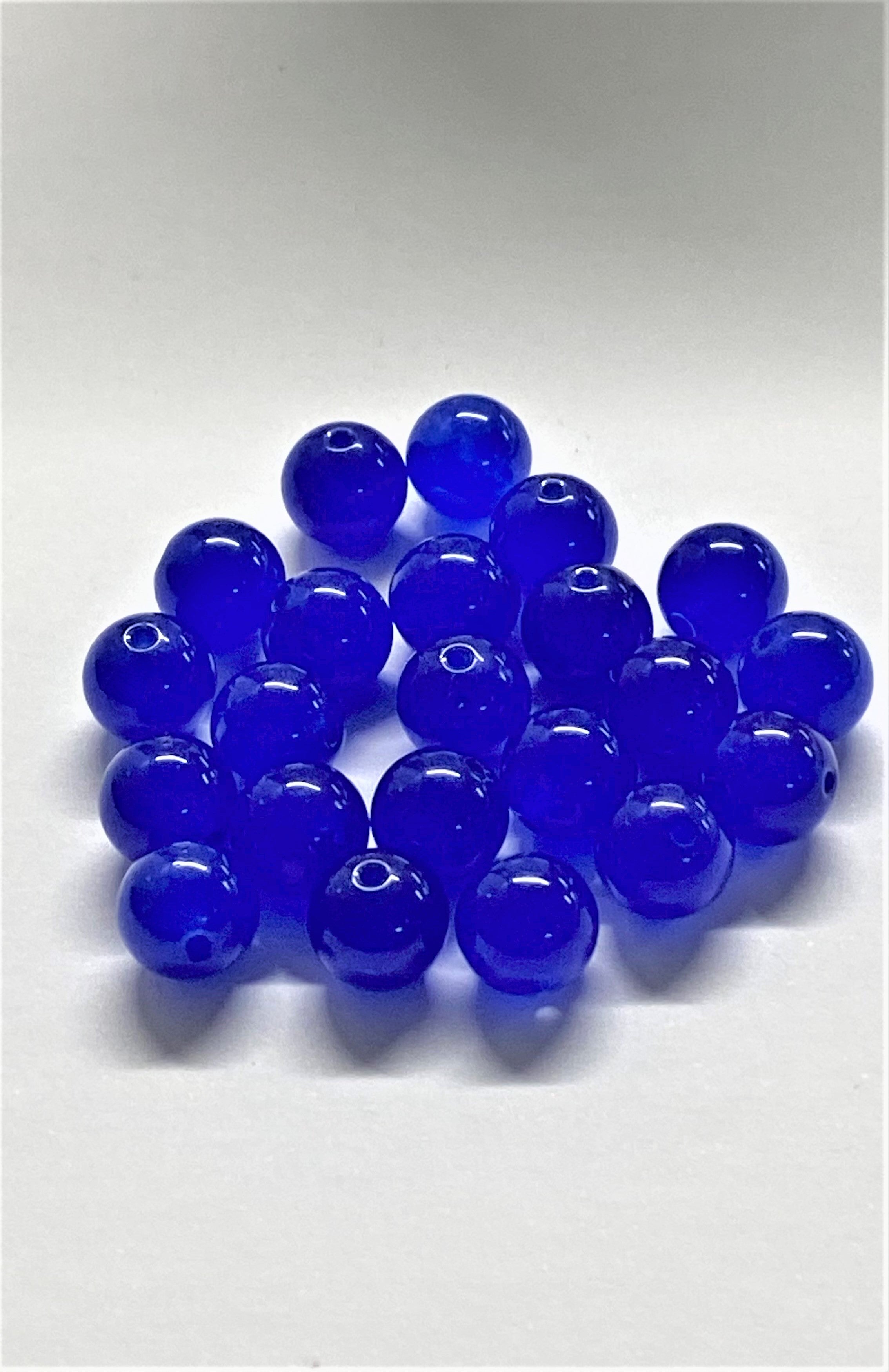 Ronde 8 - Jade blanc naturel, teinte, bleu foncé (10pces) 