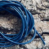 Cordon en cuir de vachette - bleu 1.5 mm (à la pièce)