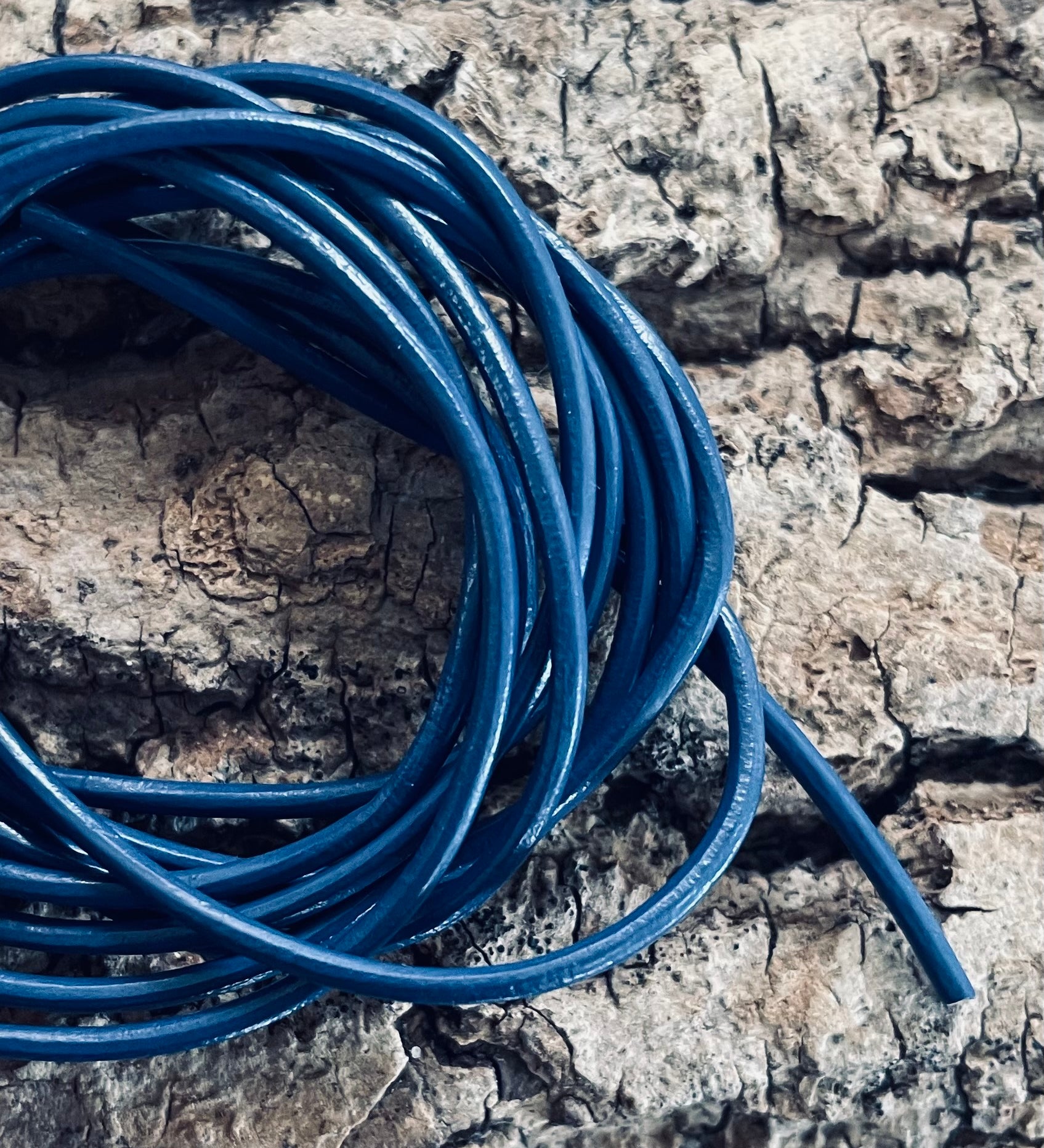 Cordon en cuir de vachette - bleu 1.5 mm (à la pièce)