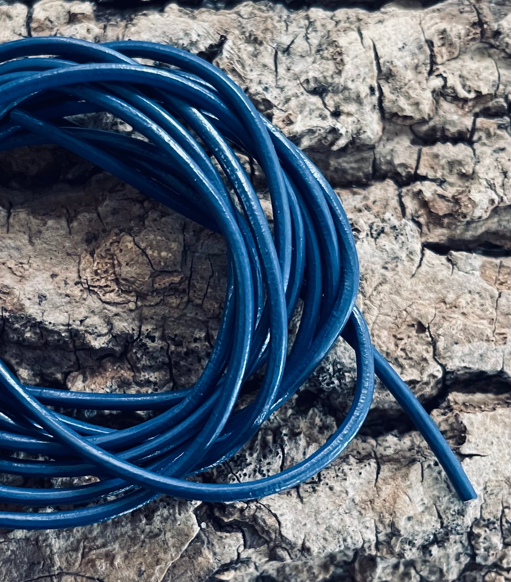 Cordon en cuir de vachette - bleu 1.5 mm (à la pièce)