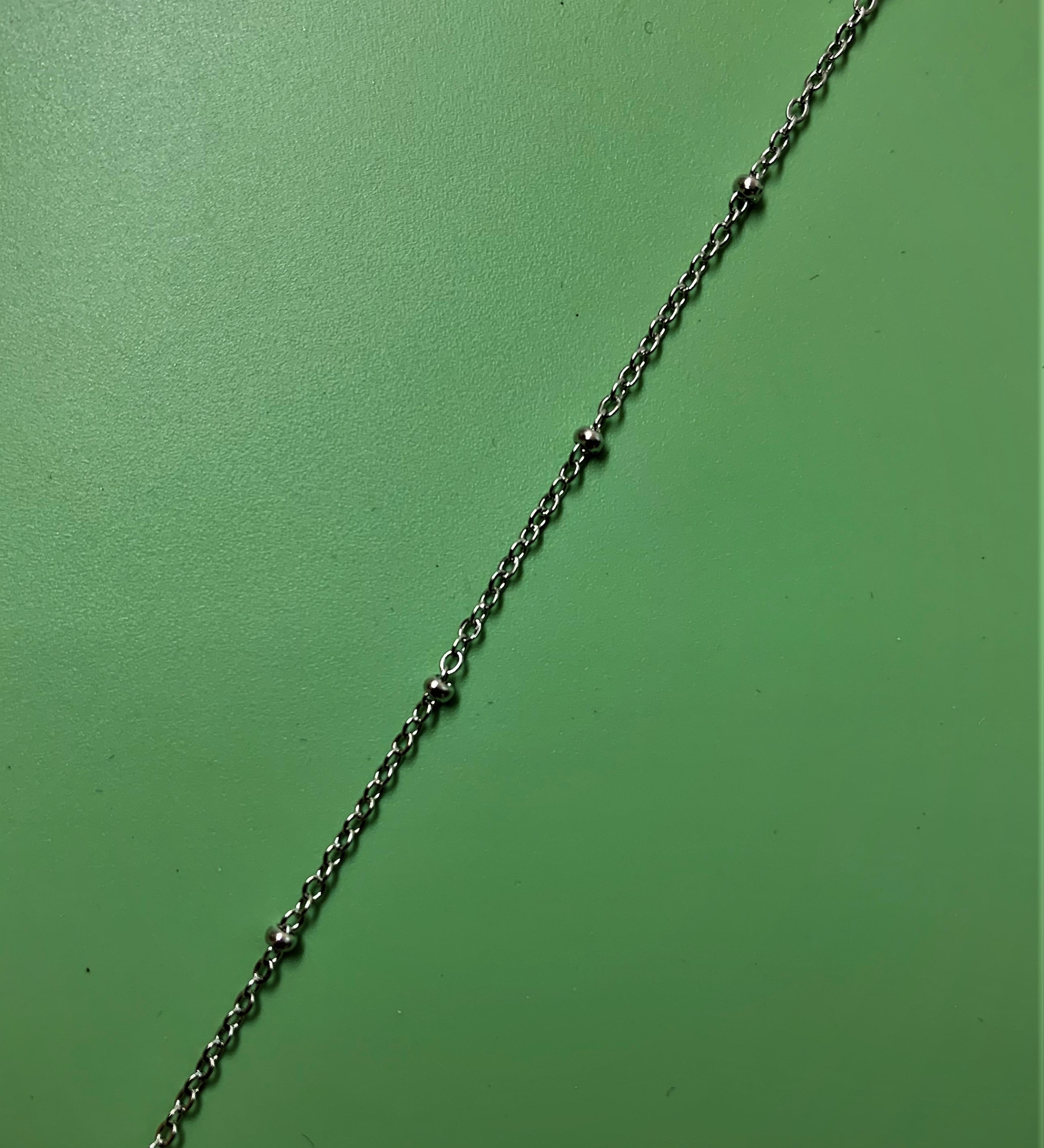 Chaîne fine avec perles rondes (1m.)