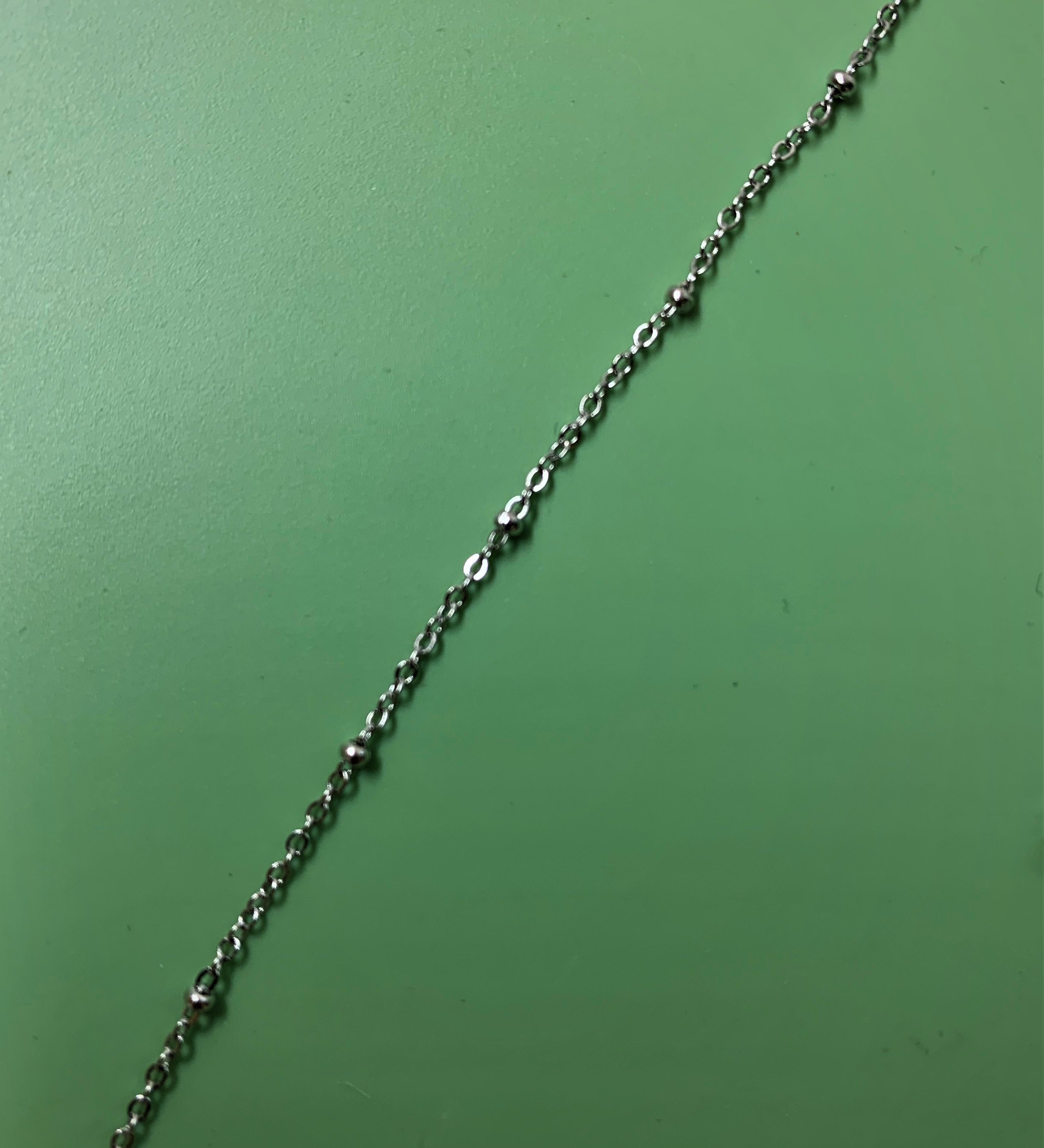 Chaîne fine avec perles rondes (1m.)