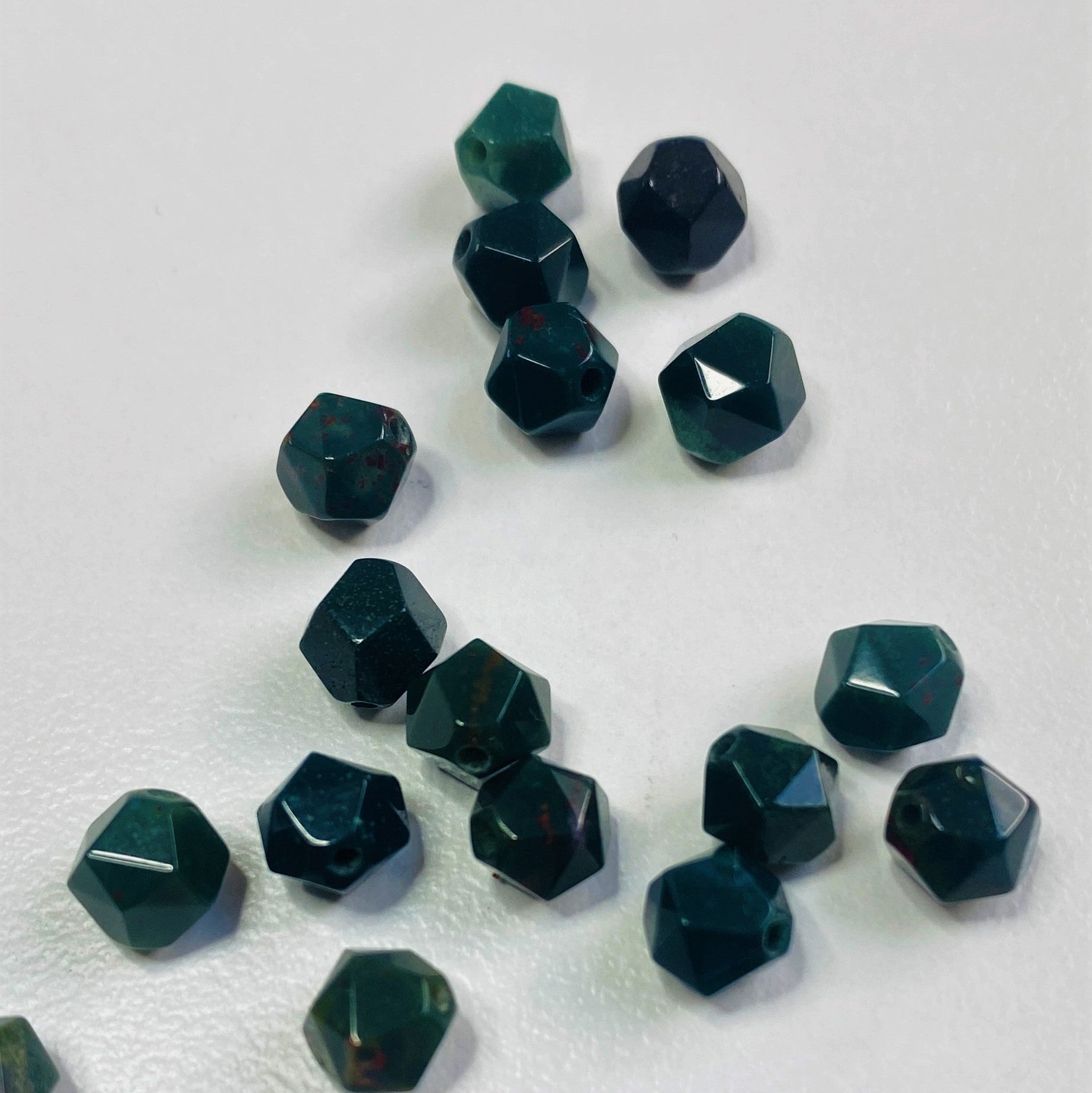 Perles en pierre d'héliotrope, taillées à facettes - (10 pces)