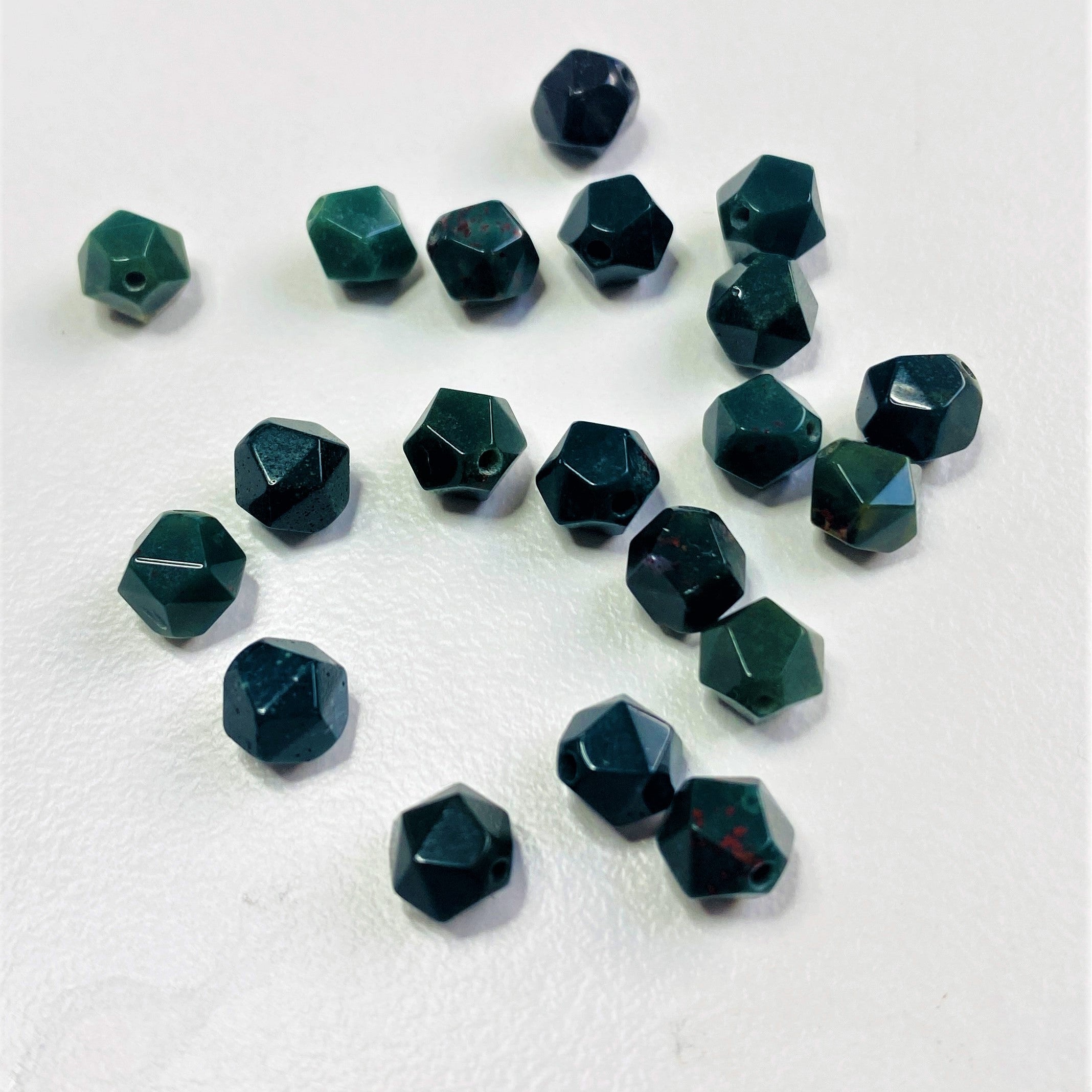 Perles en pierre d'héliotrope, taillées à facettes - (10 pces)