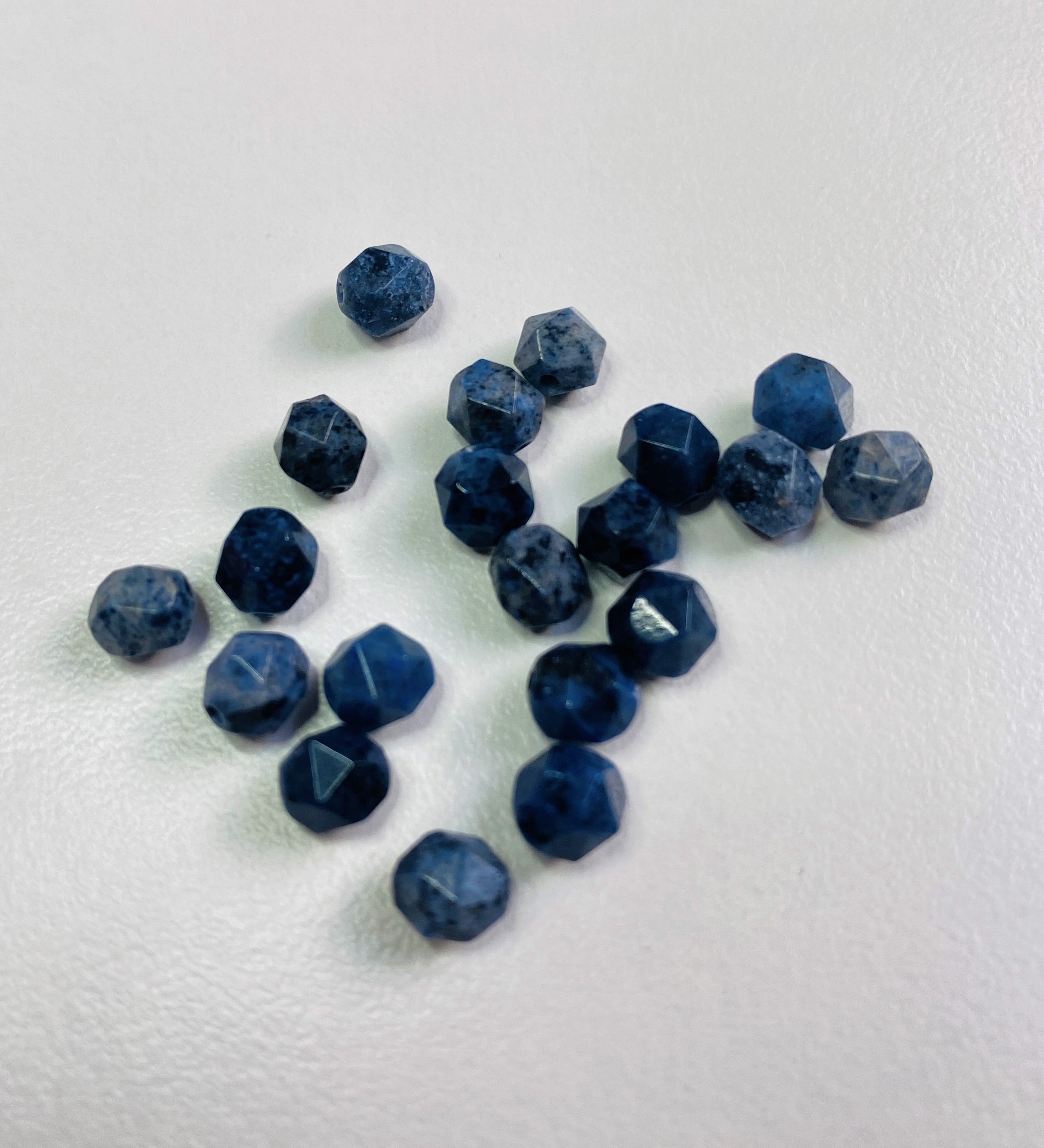 Perles en quartz dumortiérite naturel, taillées à facettes - (10 pces)