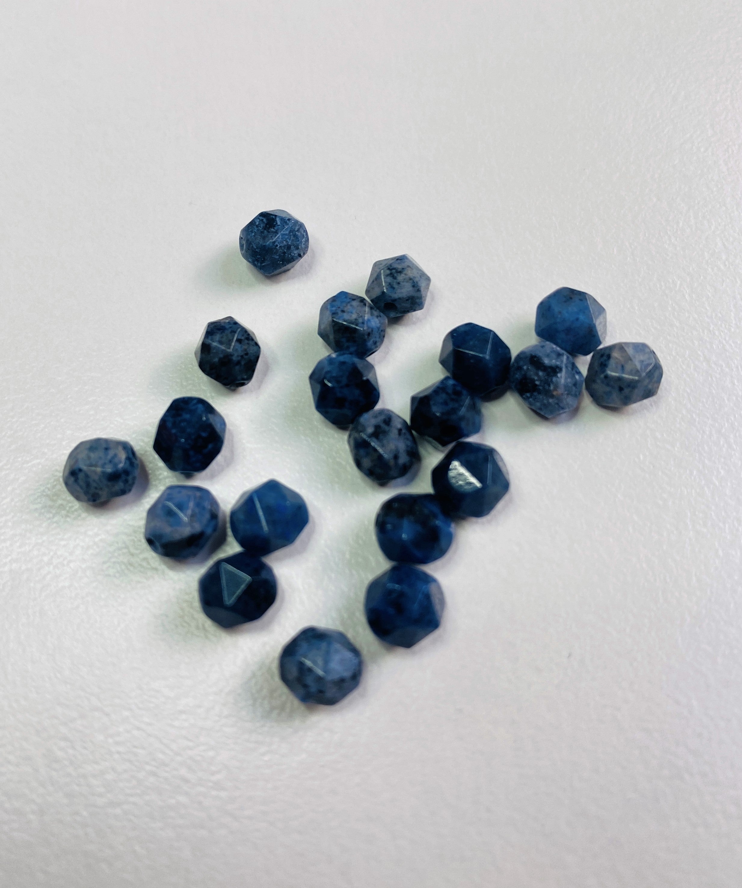 Perles en quartz dumortiérite naturel, taillées à facettes - (10 pces)