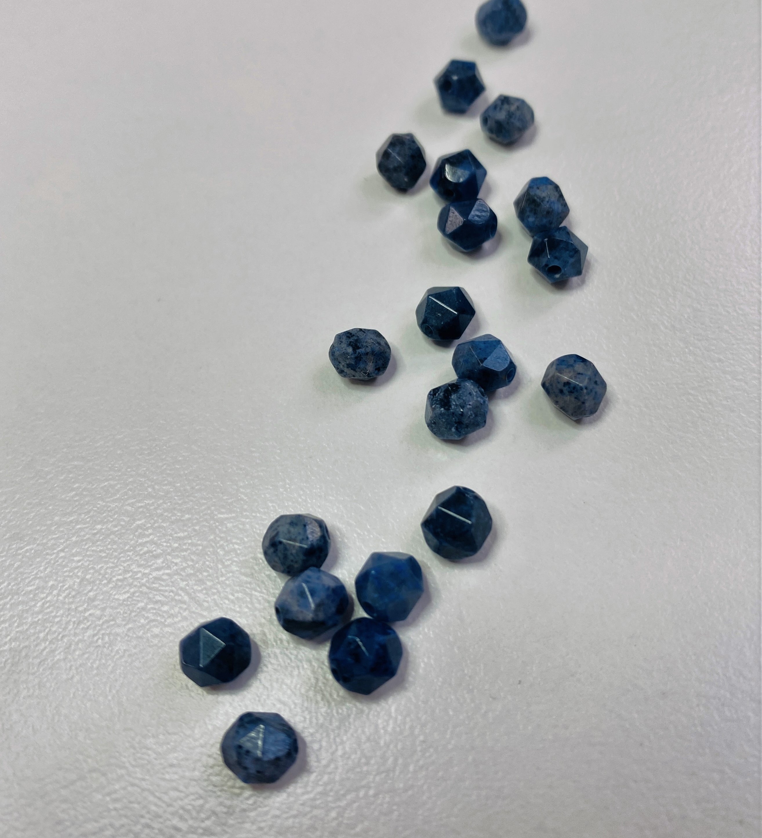 Perles en quartz dumortiérite naturel, taillées à facettes - (10 pces)