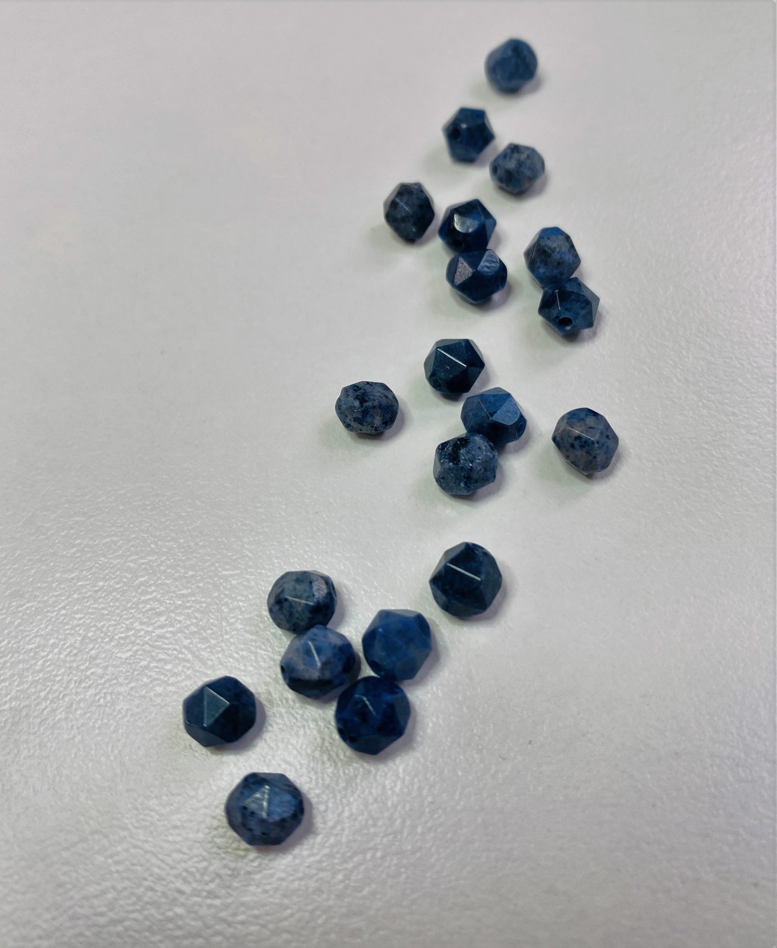 Perles en quartz dumortiérite naturel, taillées à facettes - (10 pces)