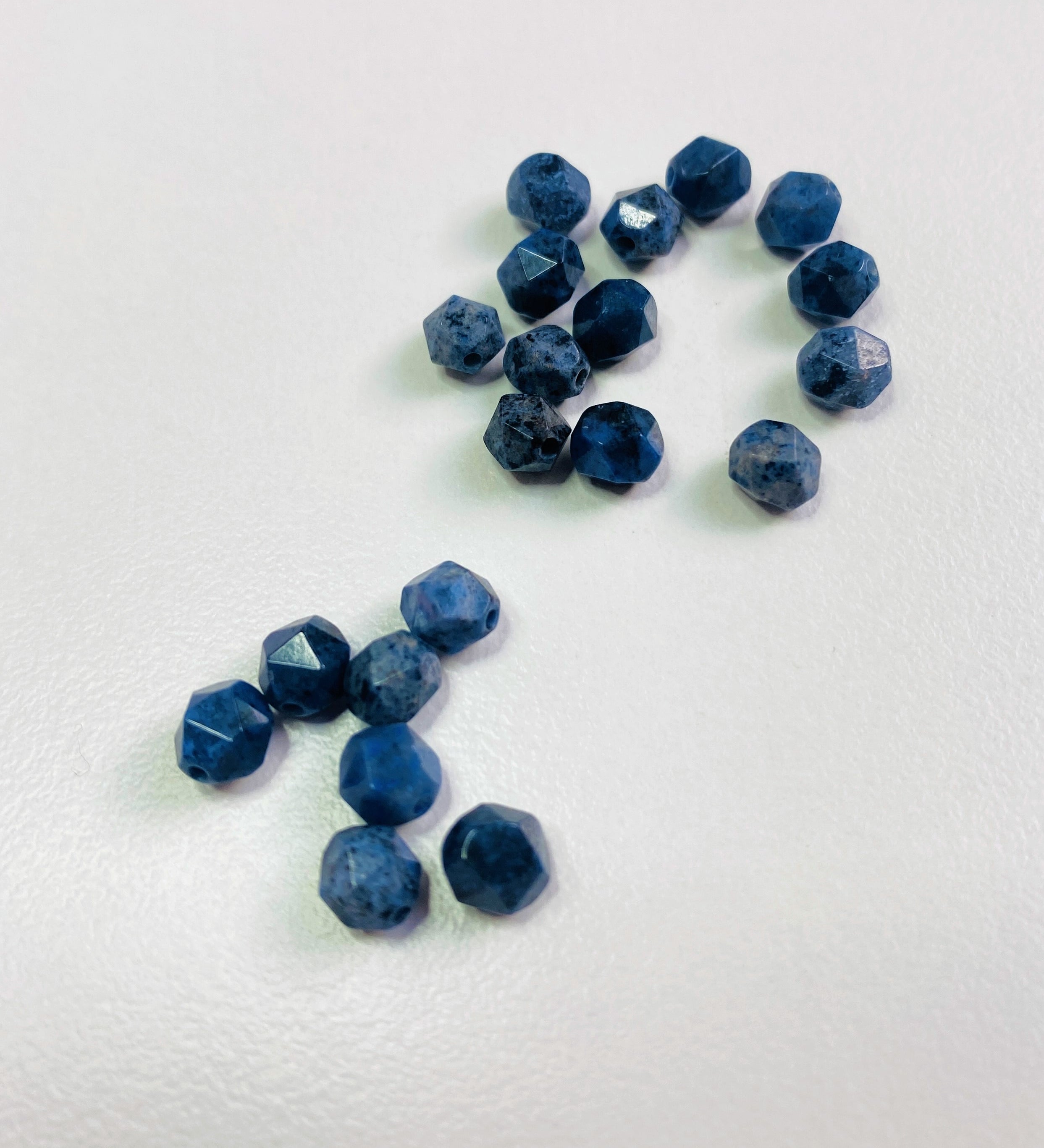 Perles en quartz dumortiérite naturel, taillées à facettes - (10 pces)