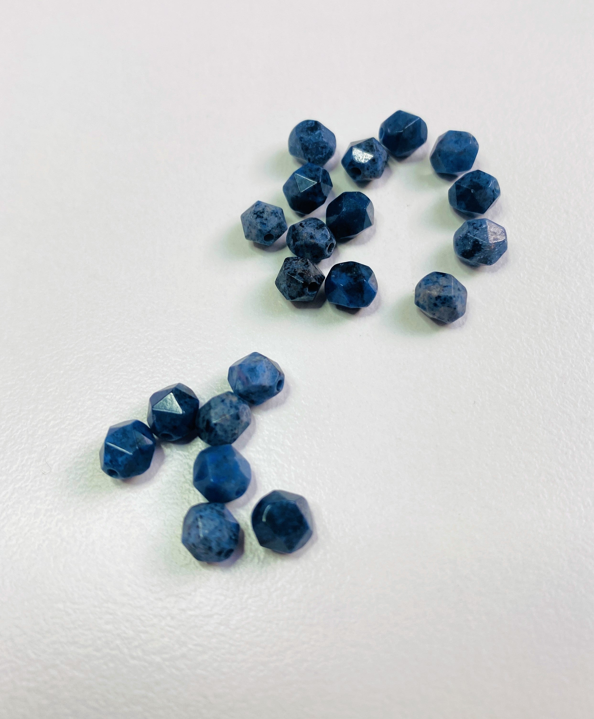 Perles en quartz dumortiérite naturel, taillées à facettes - (10 pces)