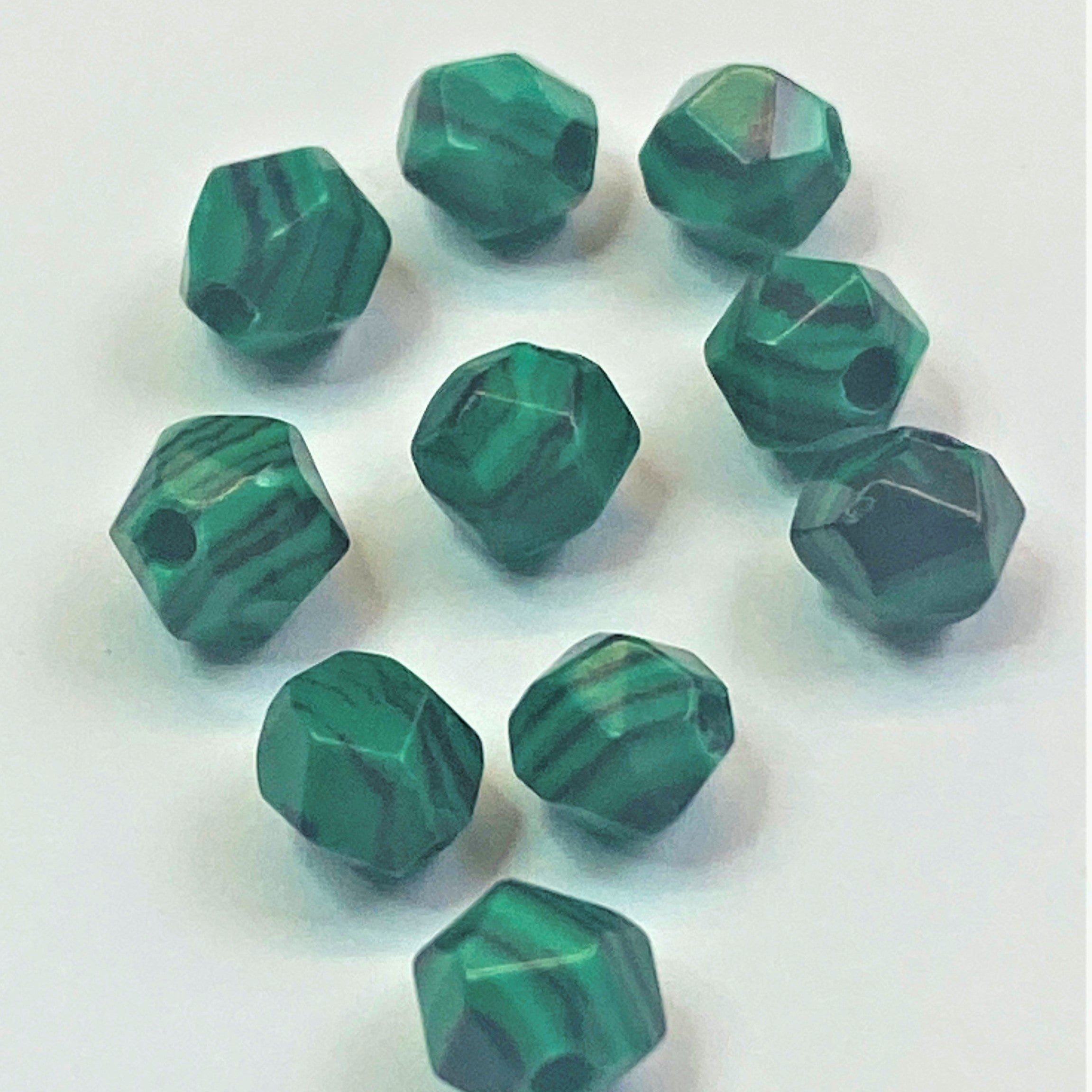 Perles de malachite synthétique, taillées à facettes - (10 pces)