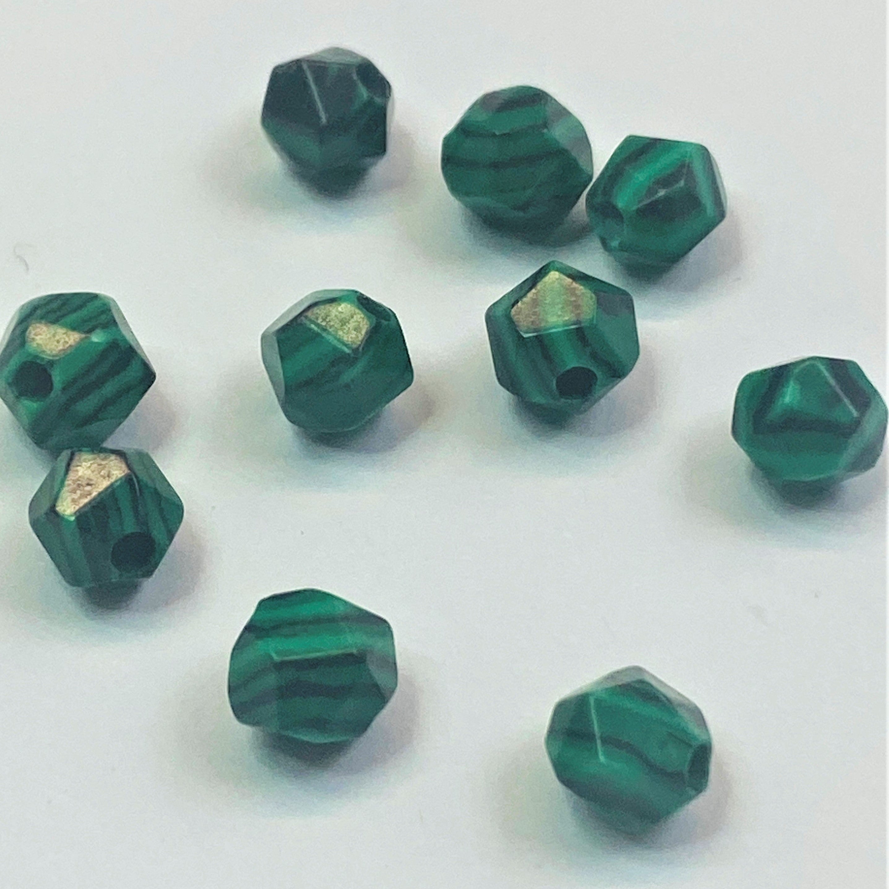 Perles de malachite synthétique, taillées à facettes - (10 pces)