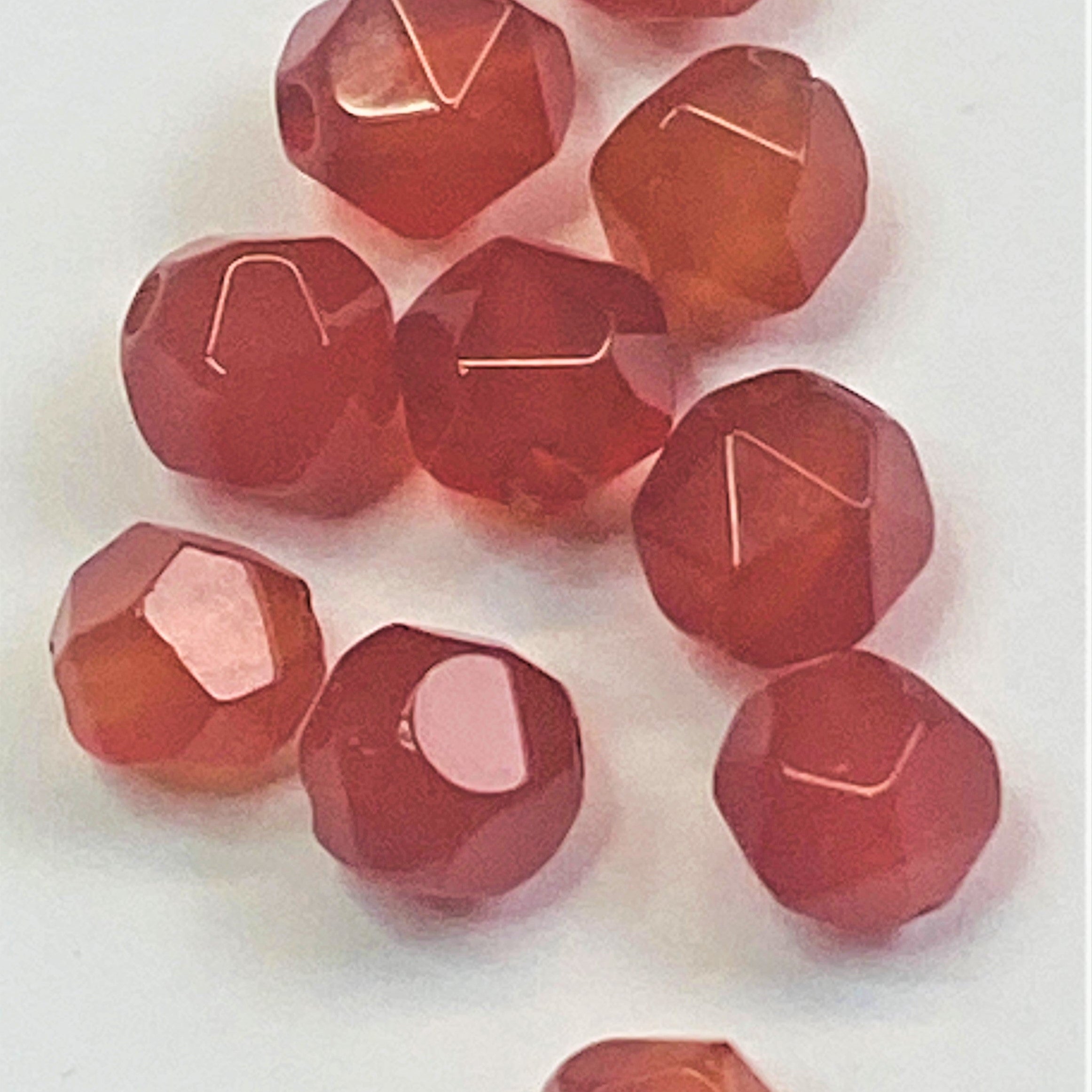 Perles de cornaline naturelle, teintées et taillées à facettes - (10 pces)