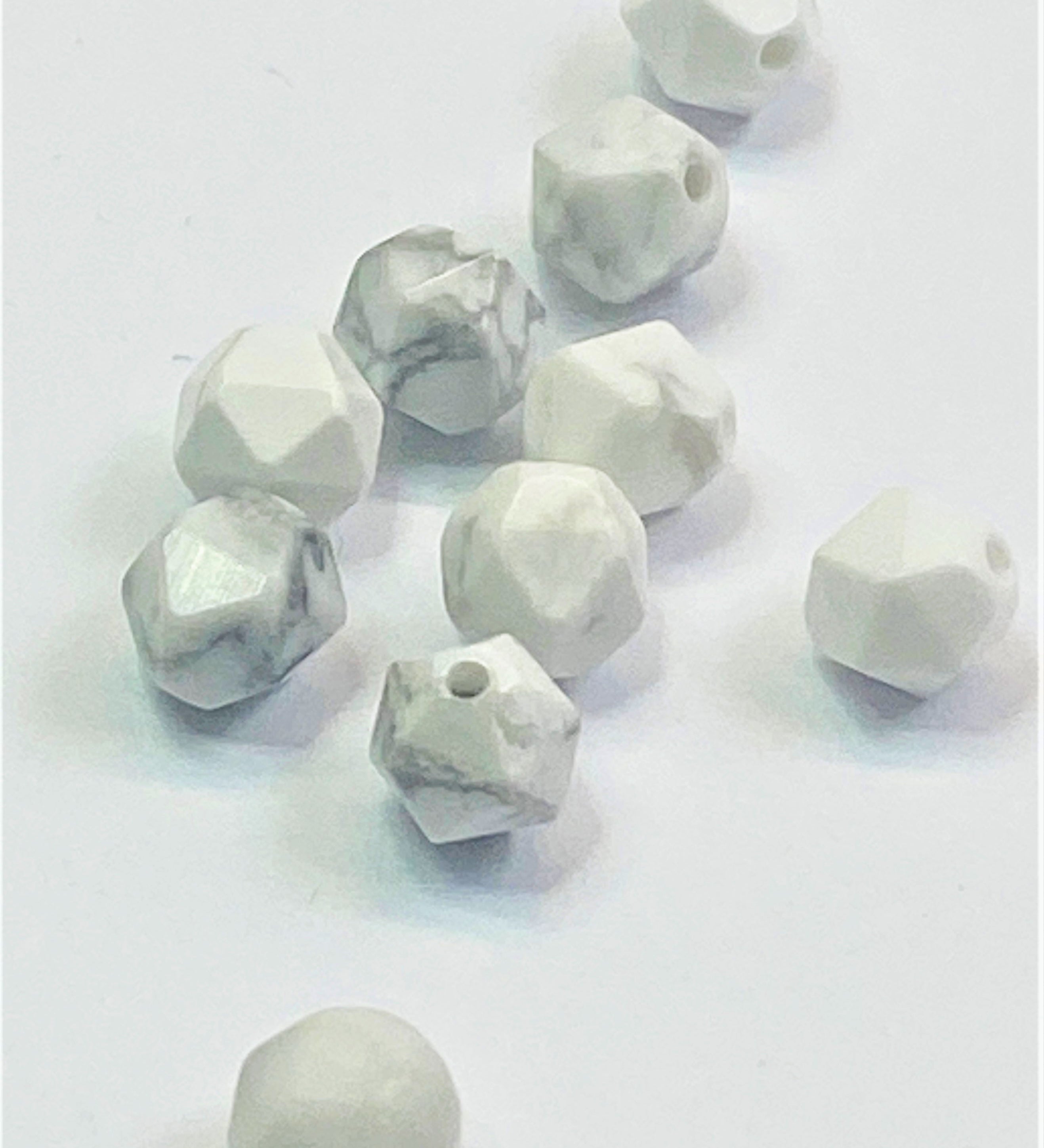 Perles en howlite naturelle, taillées à facettes - (10 pces)