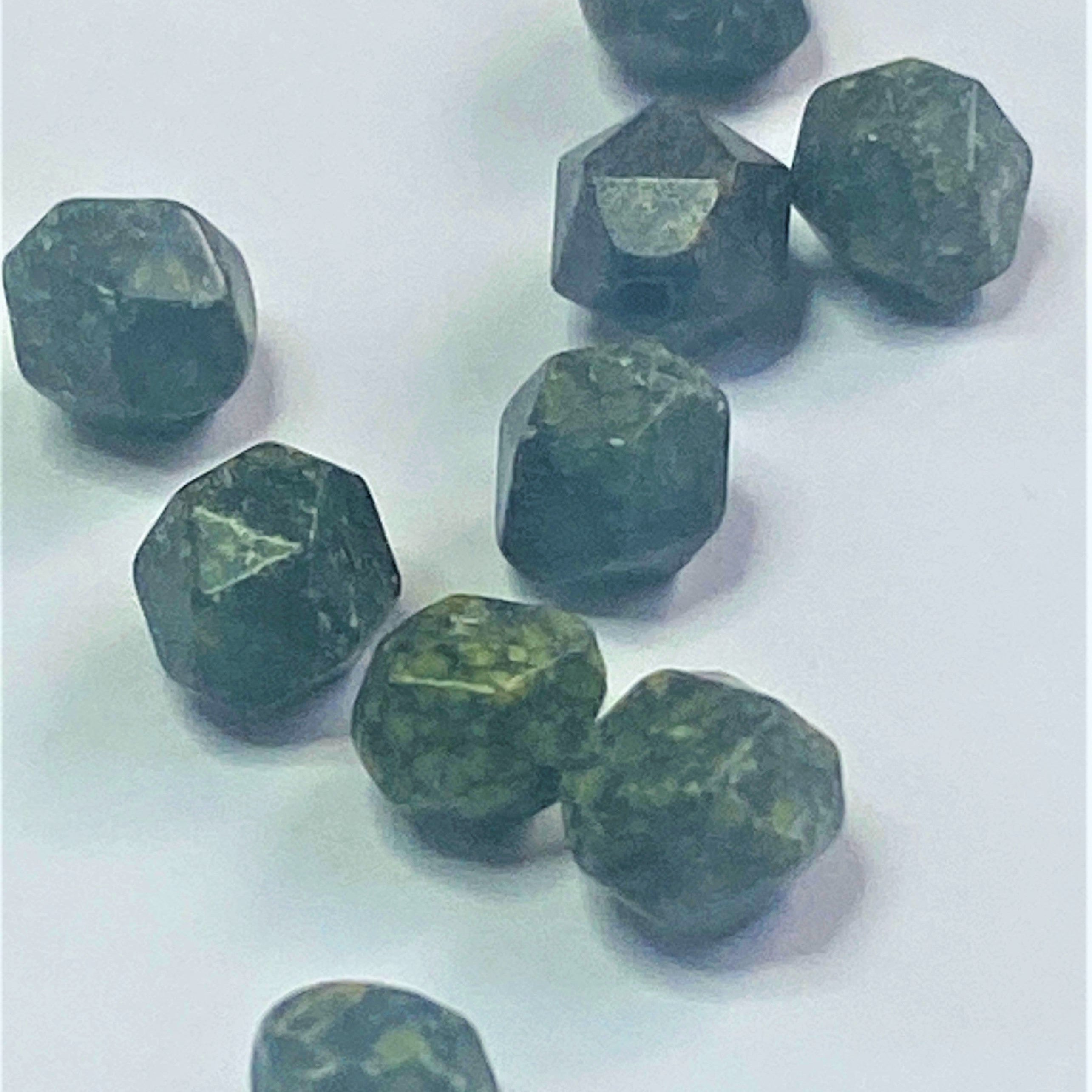 Perles de pierre de serpentine naturelle, taillées à facettes - (10pces)