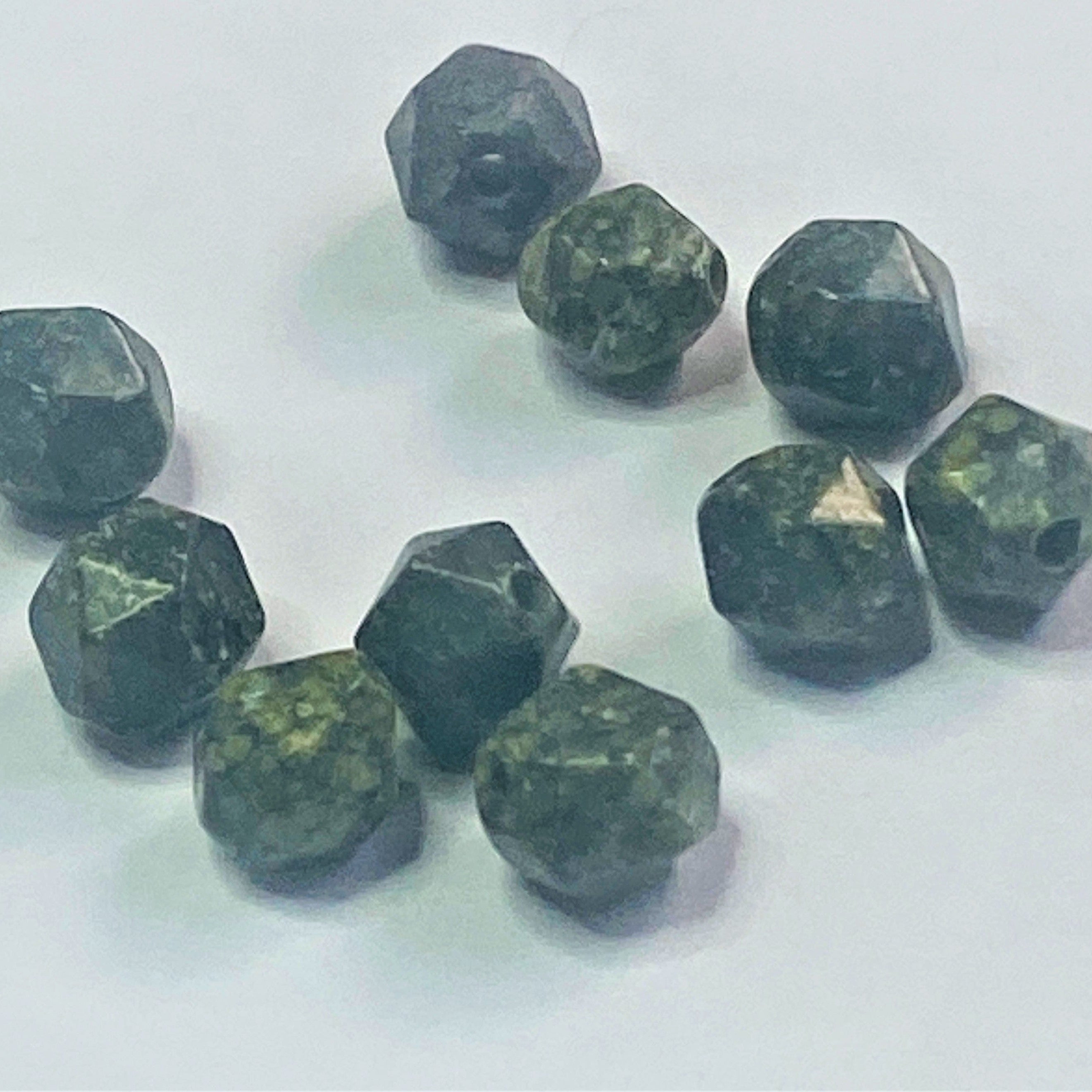 Perles de pierre de serpentine naturelle, taillées à facettes - (10pces)